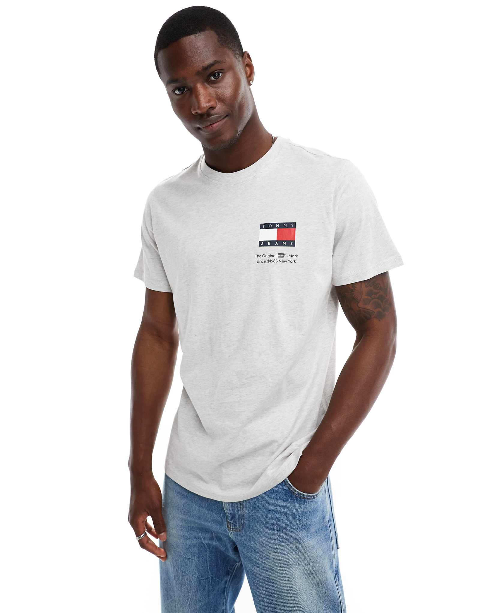 Футболка Tommy Jeans slim essential flag серого цвета 8090₽