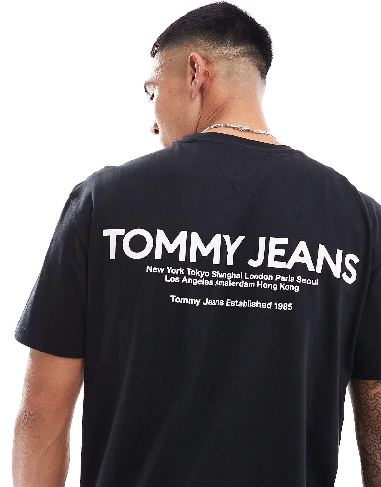 Классическая футболка Tommy Jeans с линейным принтом сзади черного цвета 8990₽