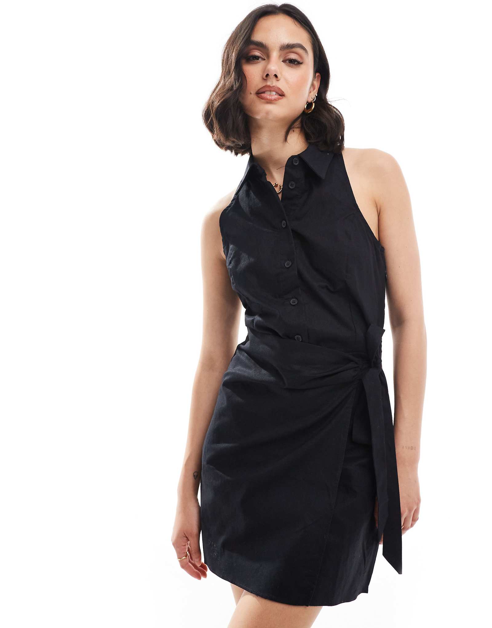 Мини-платье без рукавов с завышенной талией Mango черного цвета 12890₽