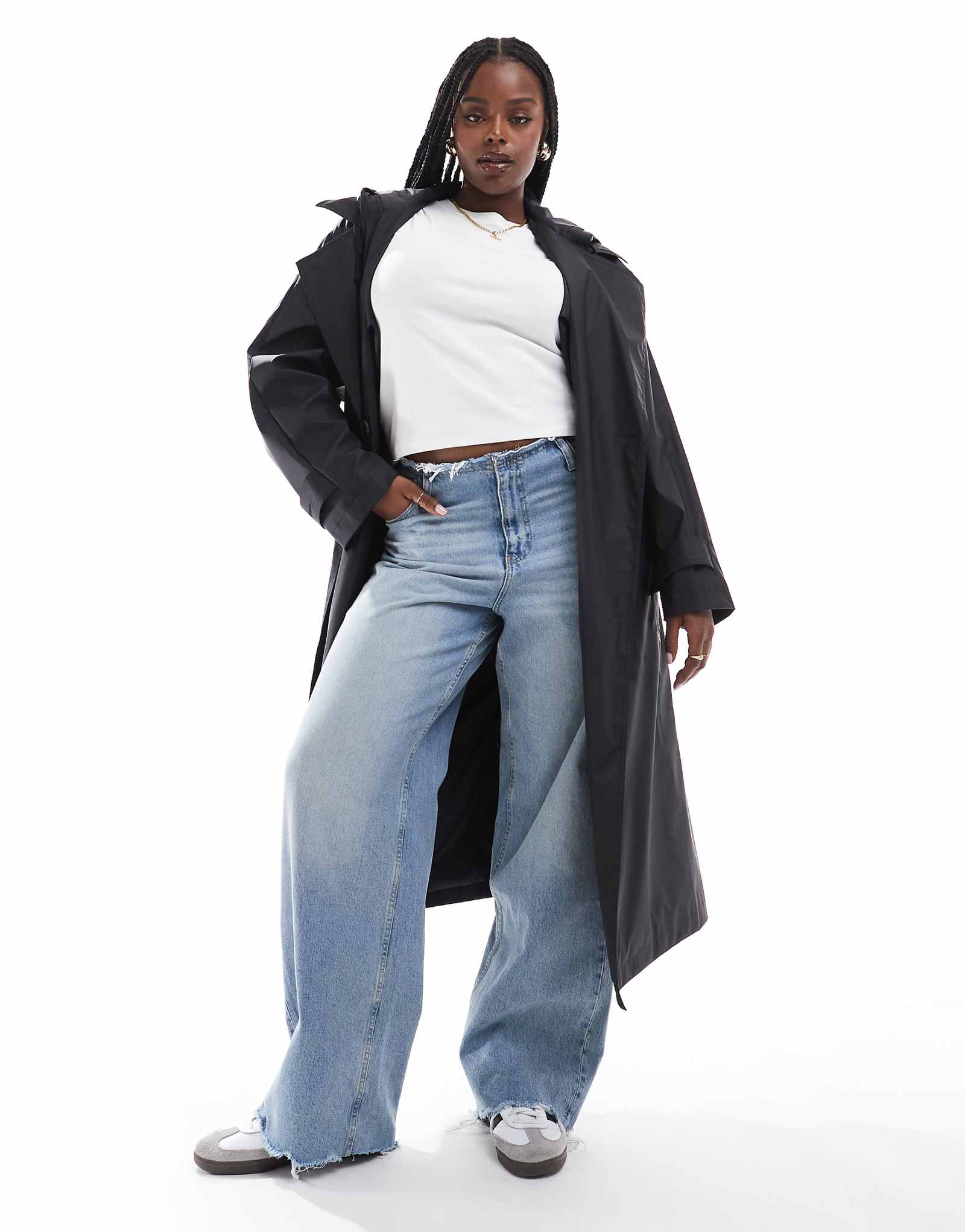 Прорезиненный дождевик с капюшоном и поясом черного цвета от ASOS DESIGN Curve 14690₽