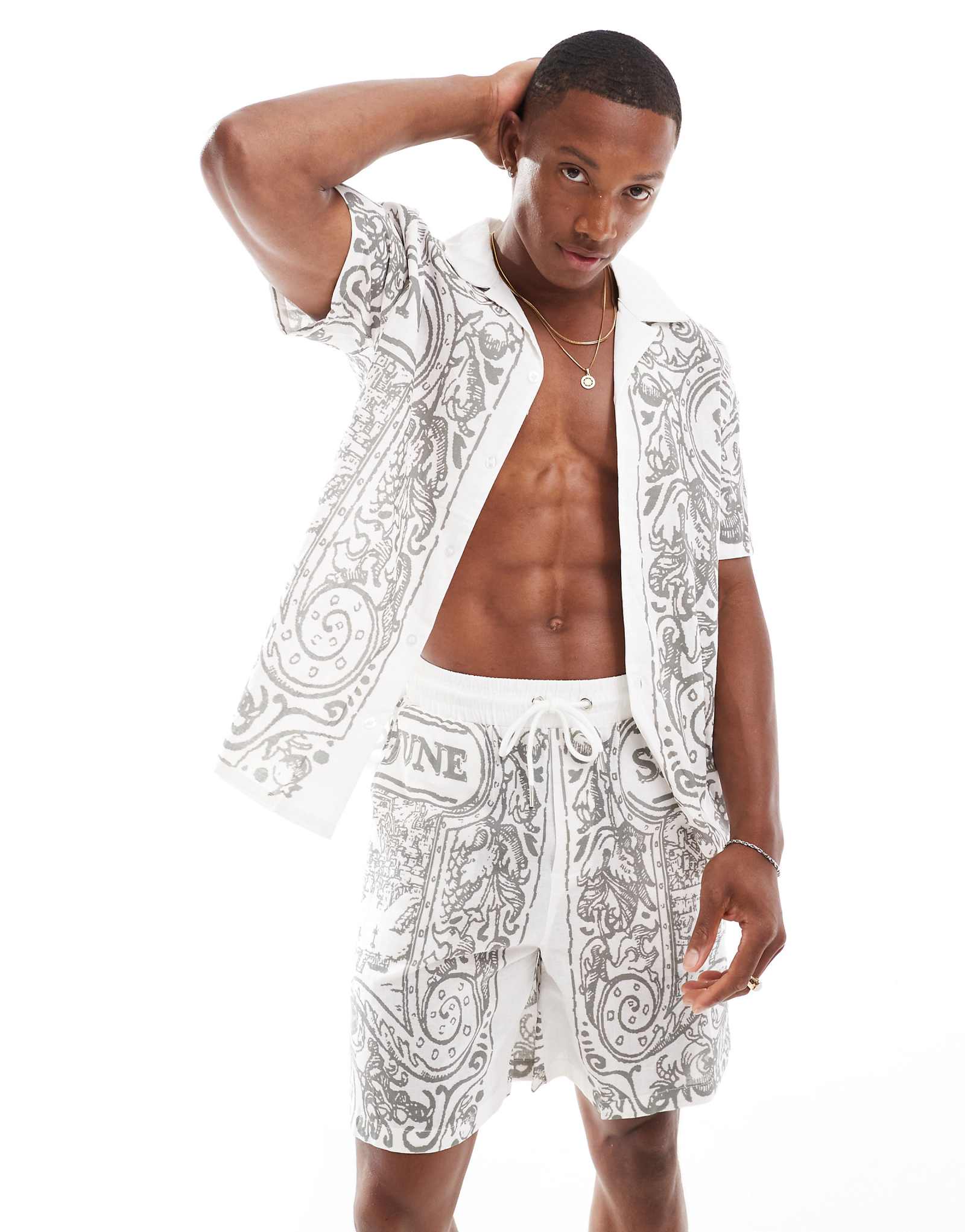 Лагерная рубашка из льняной смеси с принтом Шестое июнь белого цвета в комплекте 13590₽