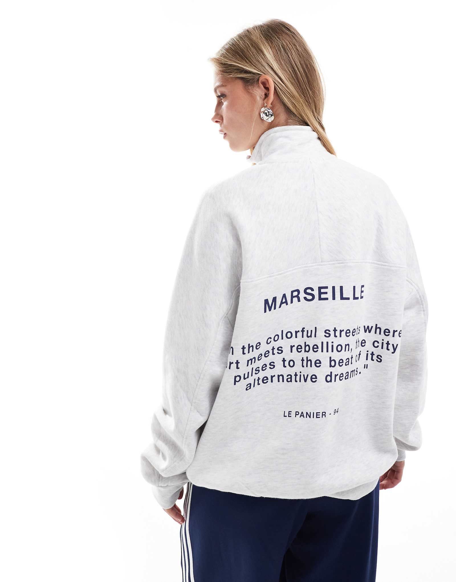 Толстовка Bershka Marseille 14 серого цвета 6490₽
