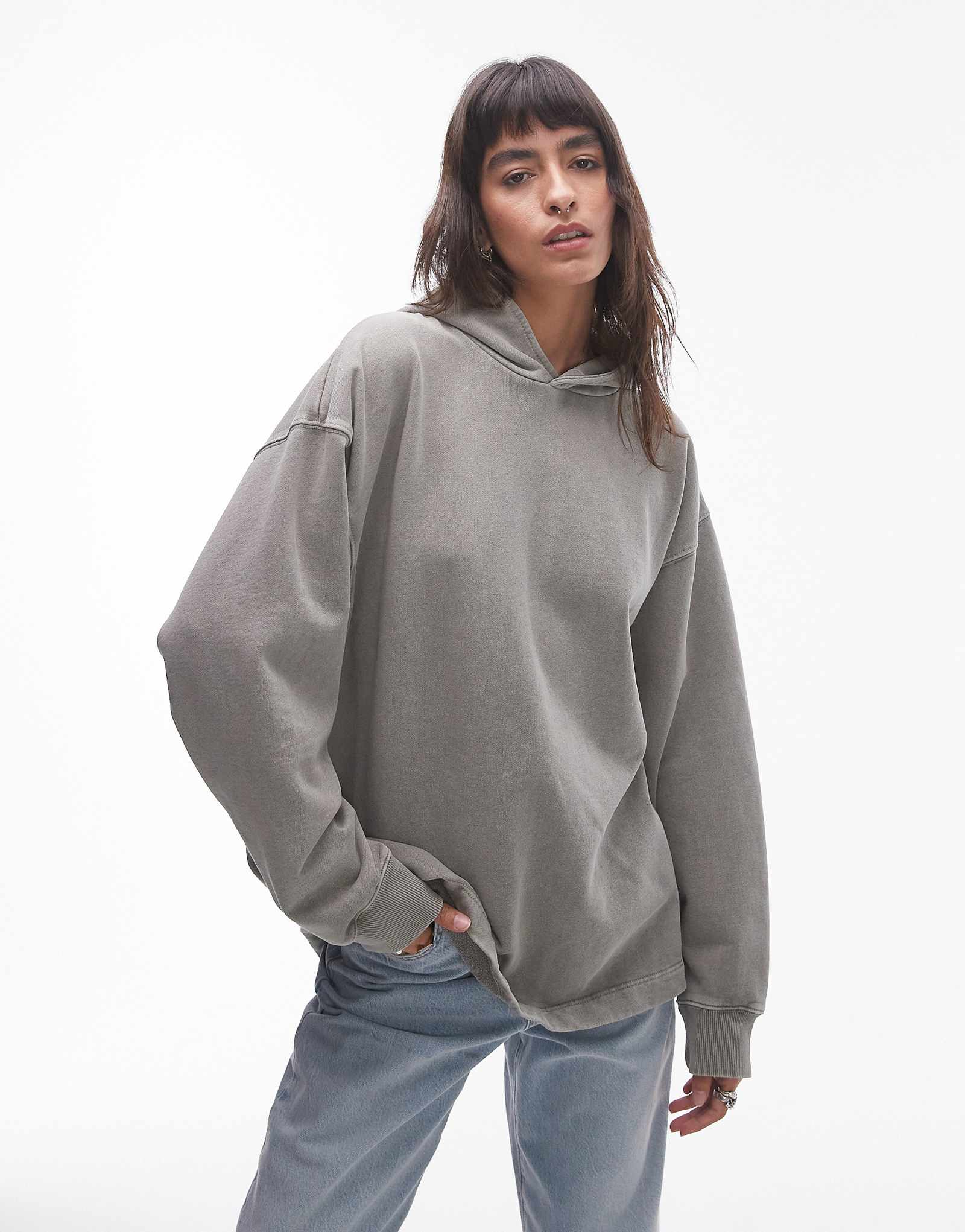 Толстовка с капюшоном Topshop acid wash с открытыми плечами цвета хаки 10090₽
