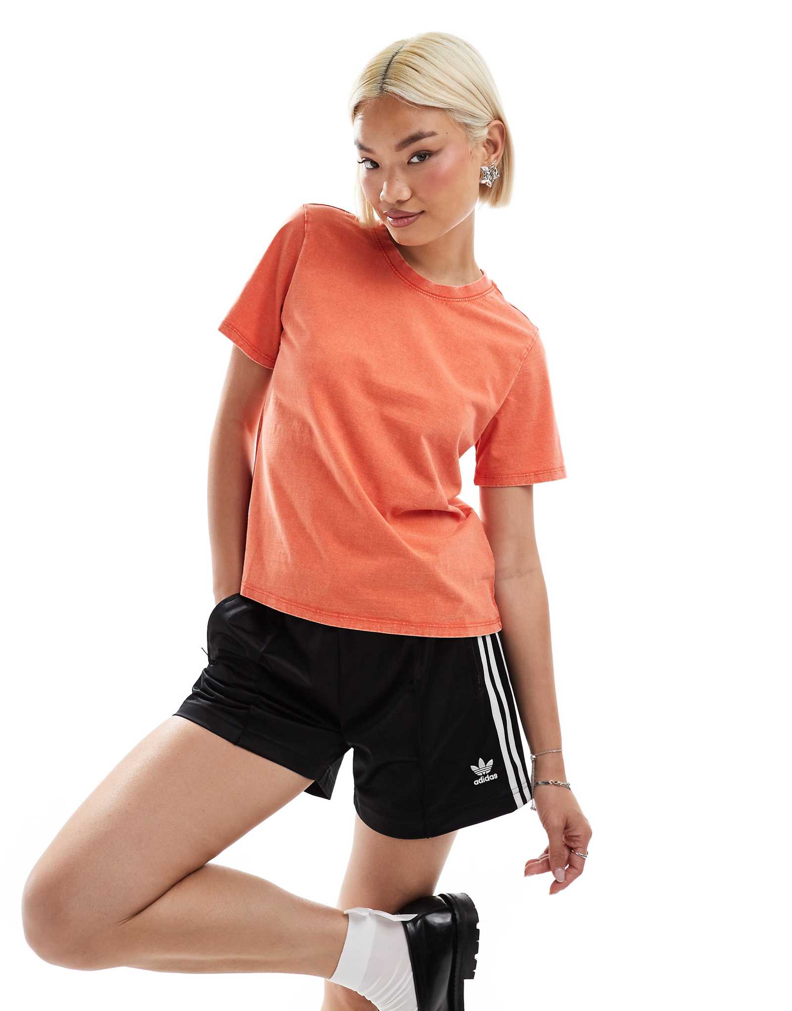 Застиранная красная футболка Monki с коротким рукавом 3590₽