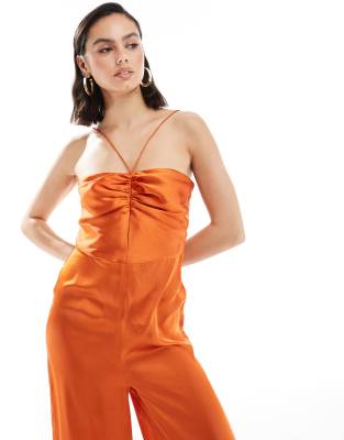 ДИЗАЙНЕРСКИЙ атласный комбинезон ASOS с короткими рукавами и рюшами спереди и прямыми штанинами цвета ржавчины