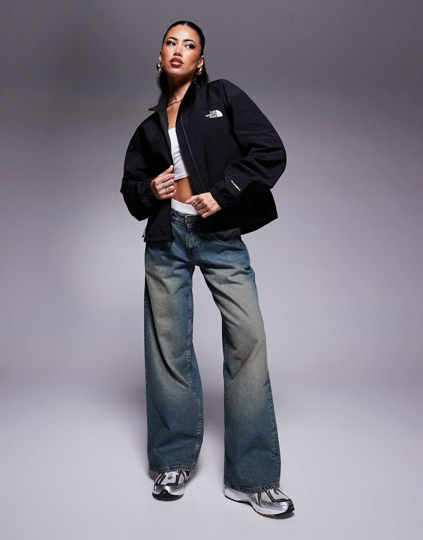 Спортивная куртка The North Face Easy Wind черного цвета 21690₽