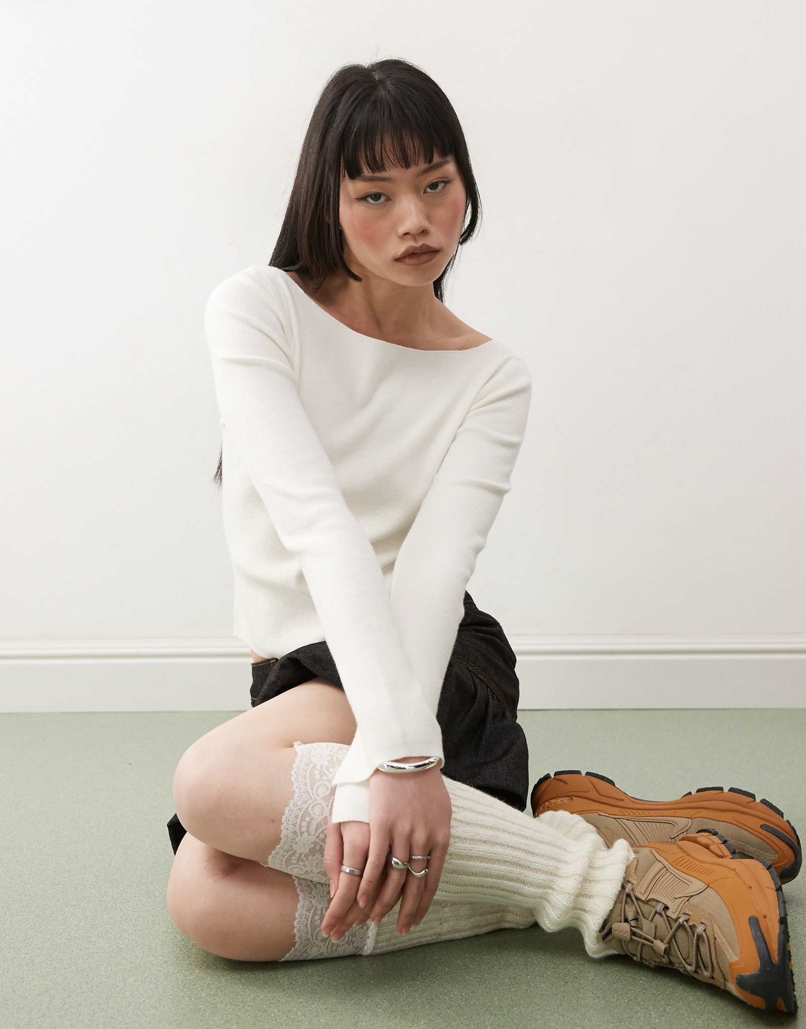 Облегающий свитер в рубчик с разрезом на шее тонкого кроя цвета экрю 4890₽