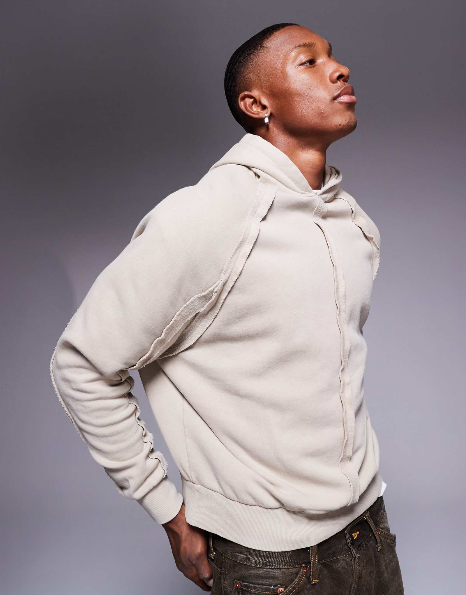 ДИЗАЙНЕРСКАЯ толстовка свободного кроя оверсайз ASOS DESIGN с отделкой по швам из стираного бежевого цвета 3790₽