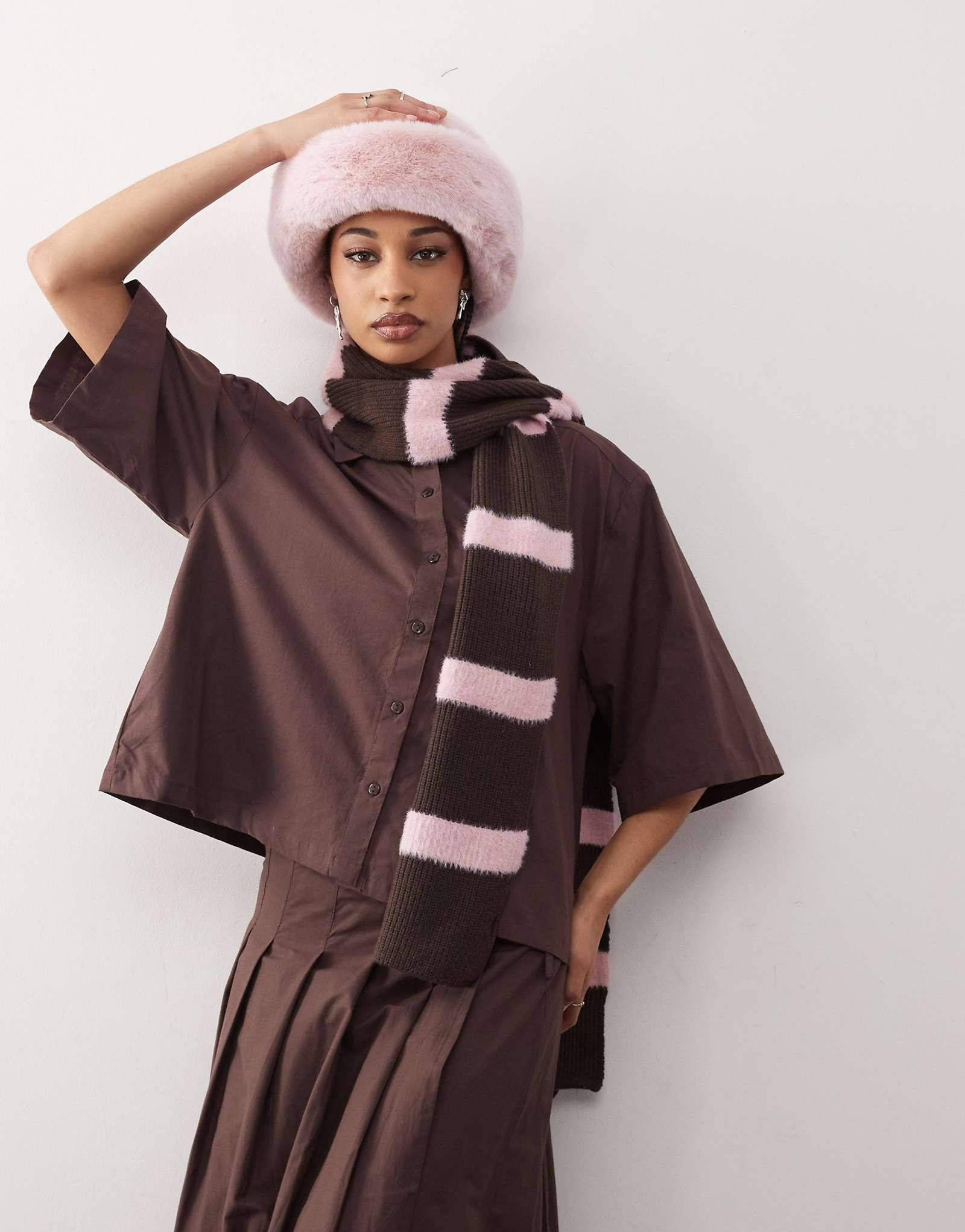 Рубашка-футляр COLLUSION оверсайз с коротким рукавом шоколадного цвета - часть комплекта 5290₽