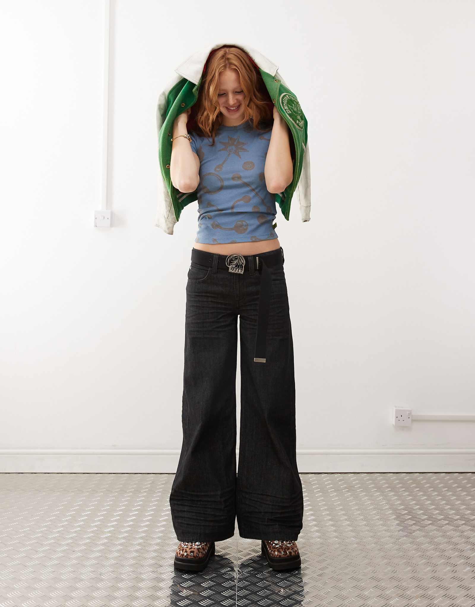 Дешевые облегающие джинсы Monday Poser средней посадки с широкими штанинами черного цвета с полосканием и стиркой 7290₽