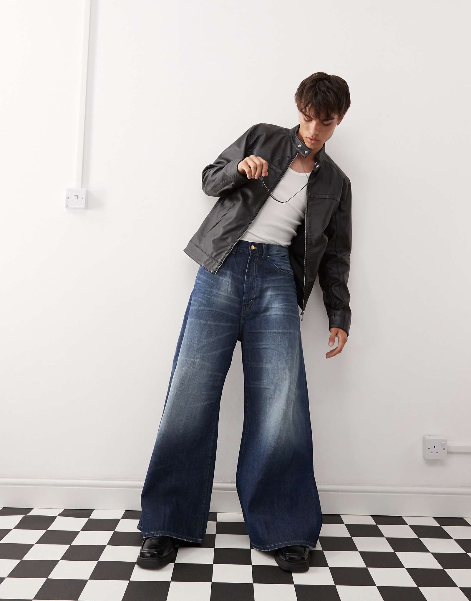 Дешевые облегающие джинсы Monday Rad Super с широкими штанинами темно-синего цвета star dark wash 9990₽