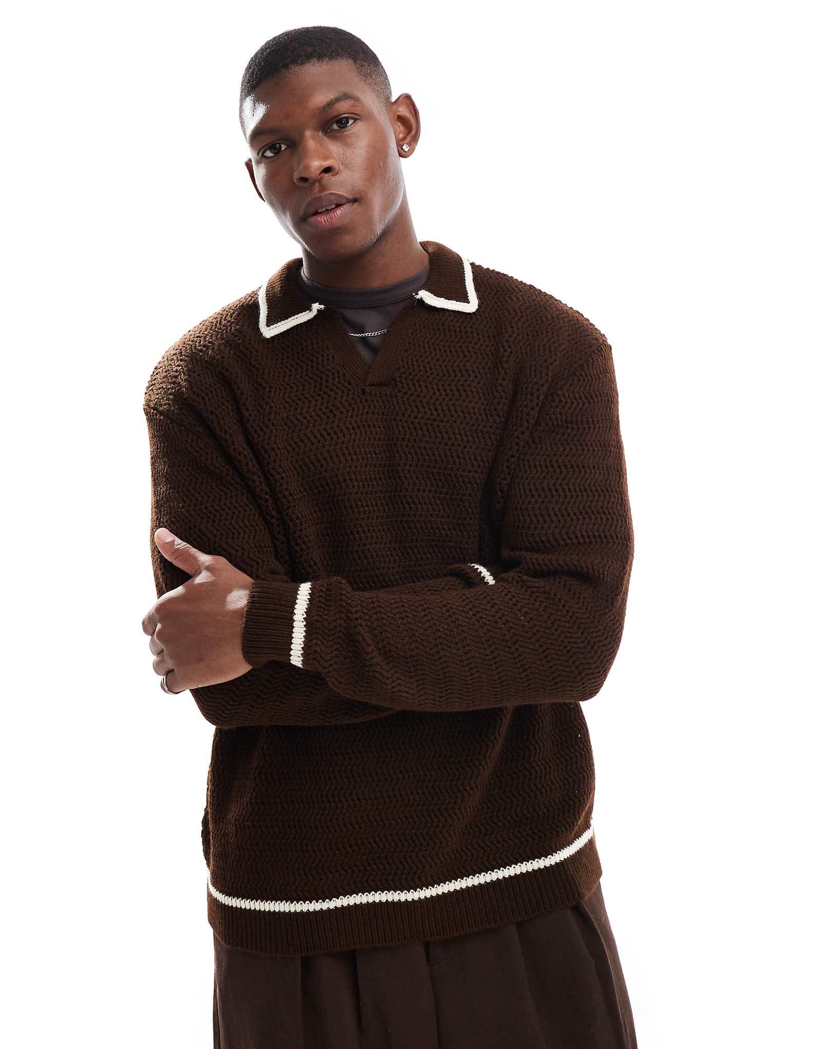 ДИЗАЙНЕРСКИЙ свитер оверсайз квадратной вязки ASOS DESIGN коричневого цвета с контрастным воротником 3890₽