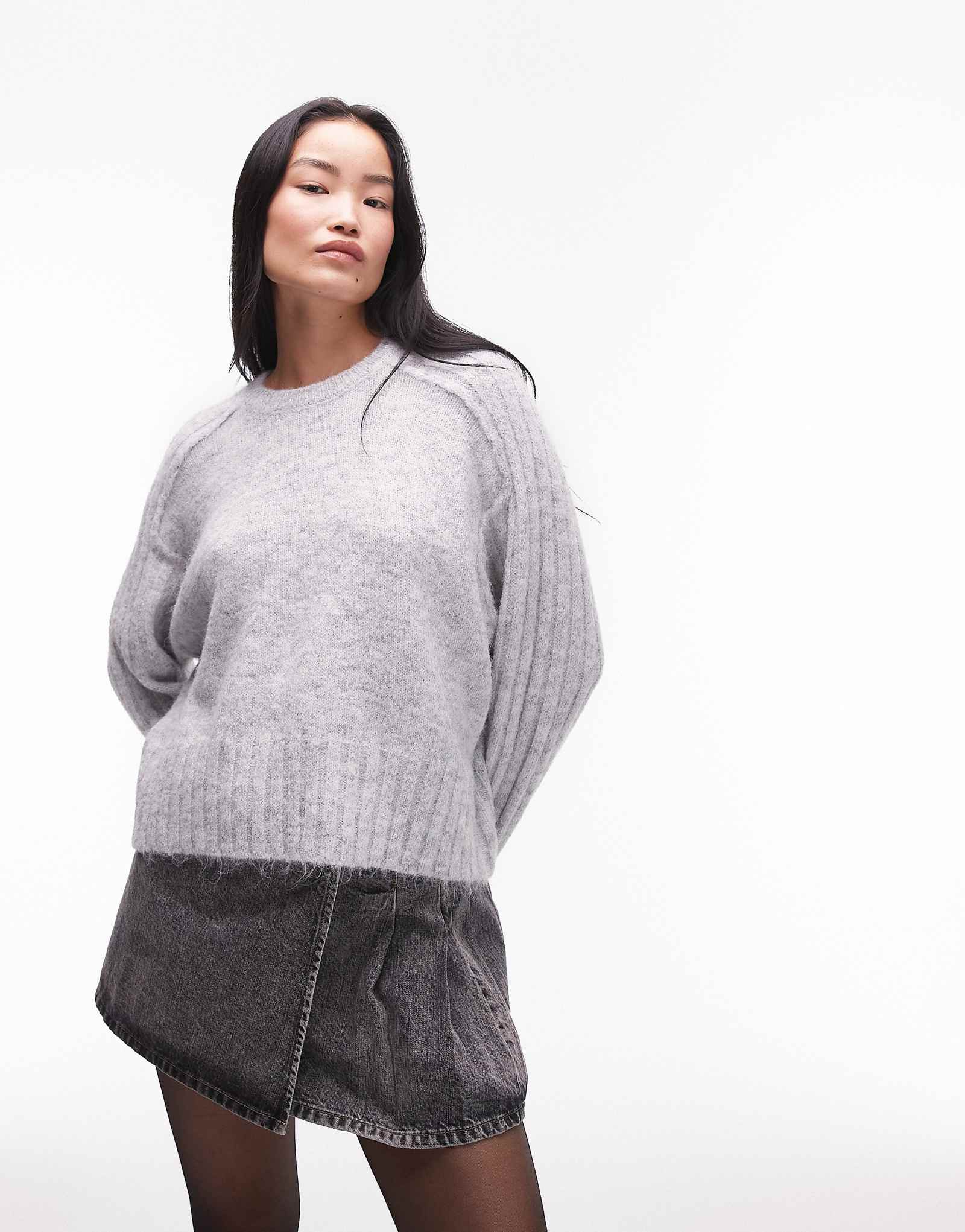 Вязаный свитер свободного кроя с деталями в рубчик от Topshop серого цвета 5190₽