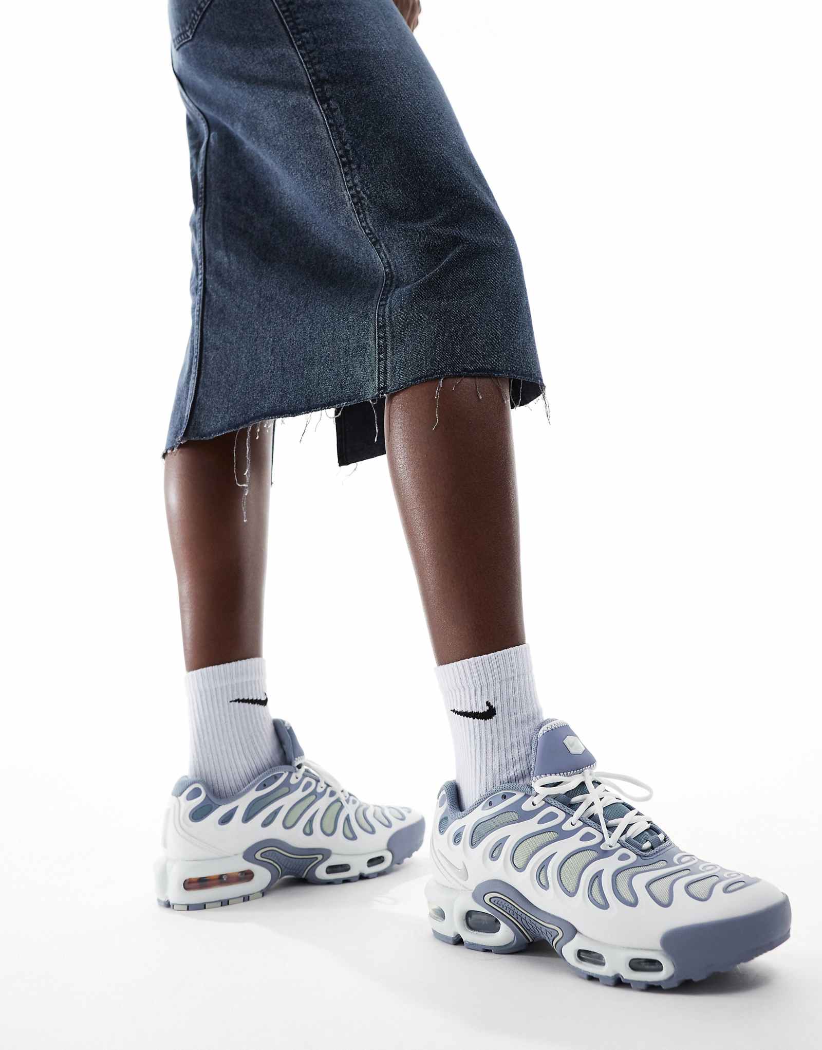 Кроссовки Nike Air Max Plus Drift белого и серебристого цветов 20790₽