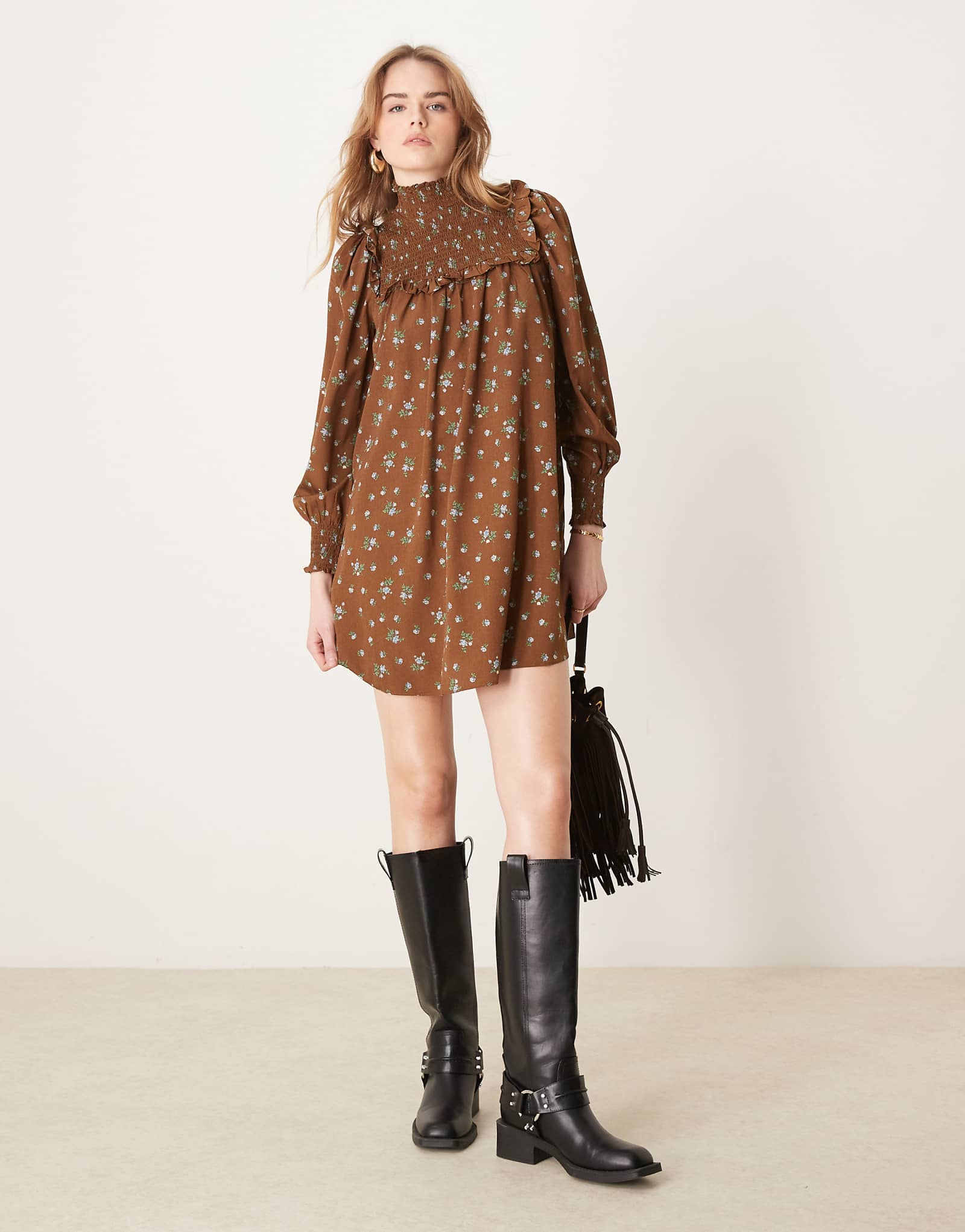 Гламурное мини-платье-халат с гофрированным вырезом коричневого цвета в голубой цветочек 2790₽