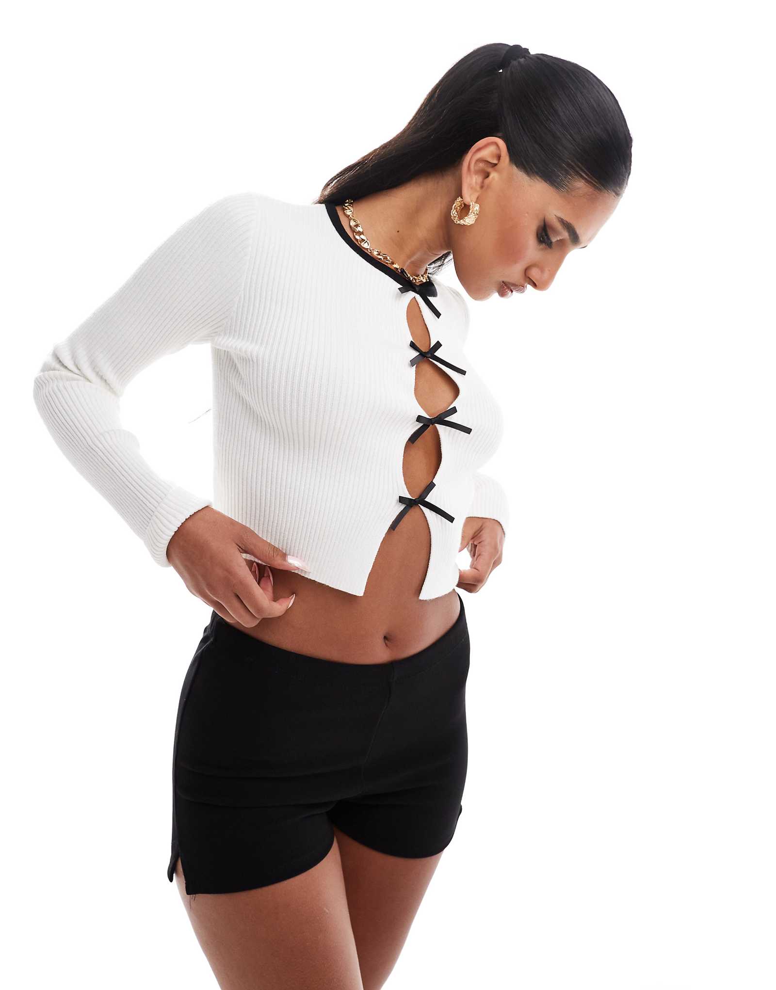 Укороченный кардиган кремового цвета с игривым контрастным бантом в рубчик 8490₽