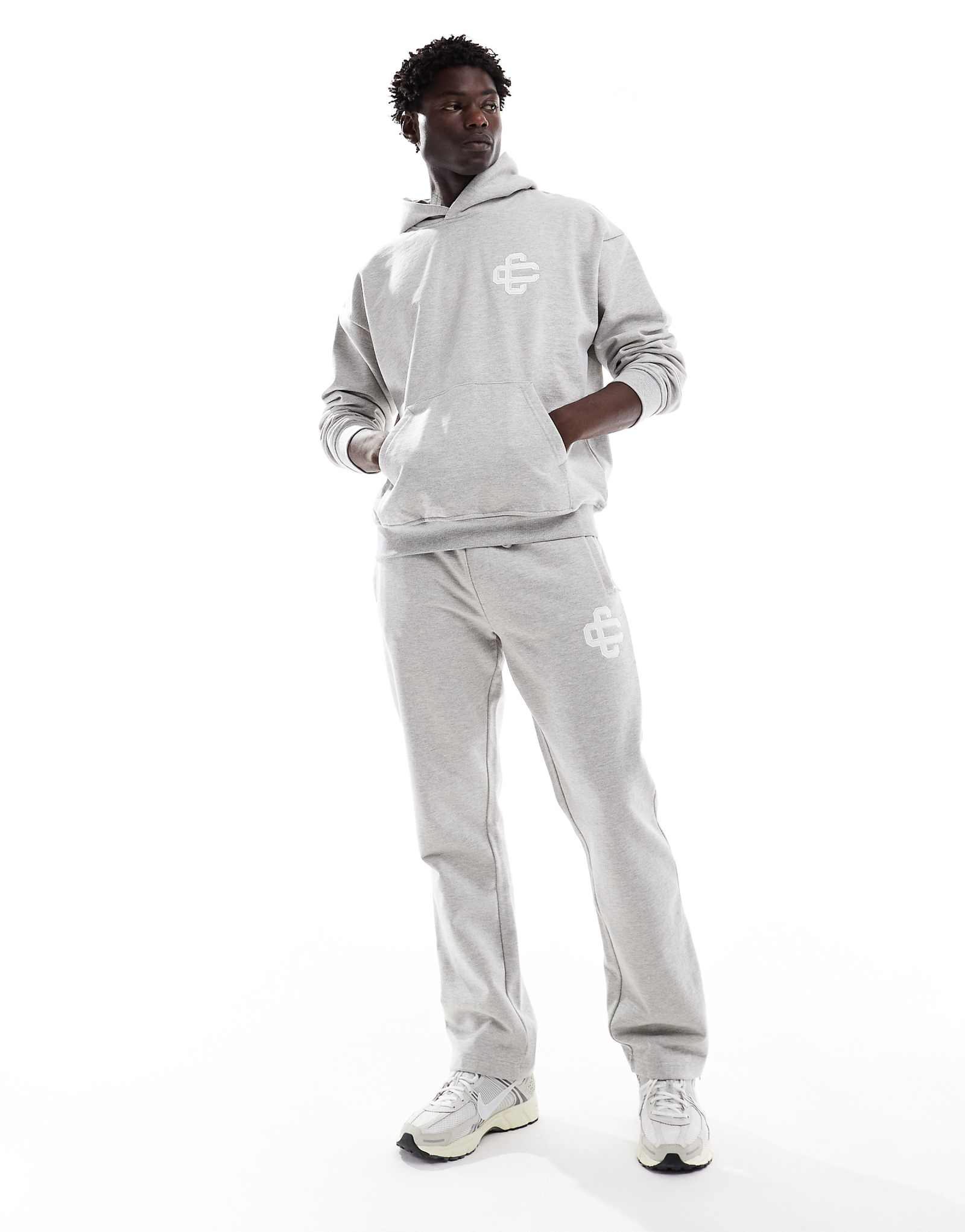 Спортивные брюки с эмблемой Couture Club heavyweight серого цвета - часть комплекта 22390₽