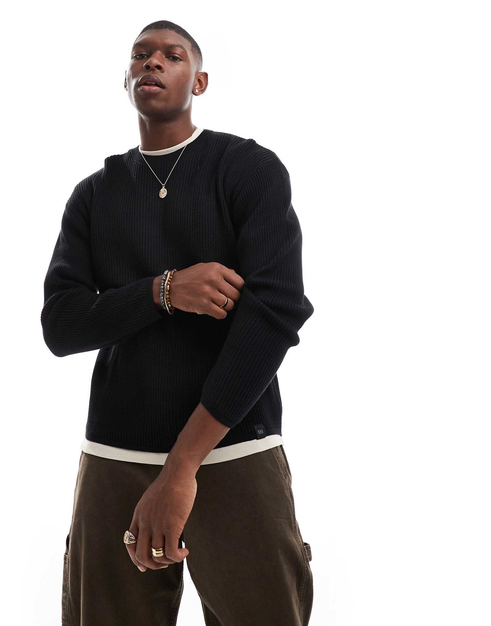 Вязаный свитер в рубчик Pull-Bear черного цвета 6490₽