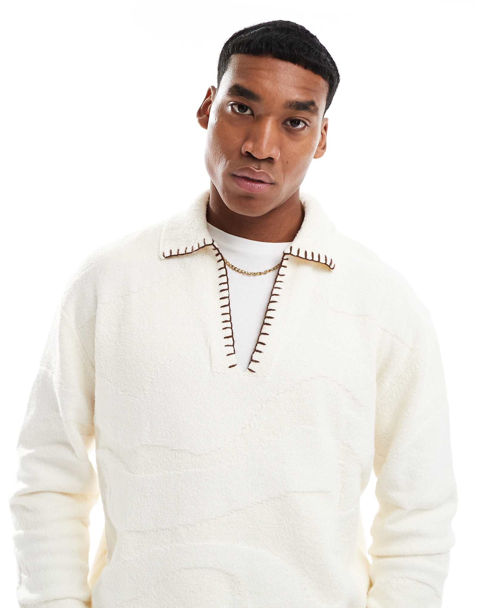 Открытая детализированная толстовка Bershka с v-образным вырезом кремового цвета 4790₽