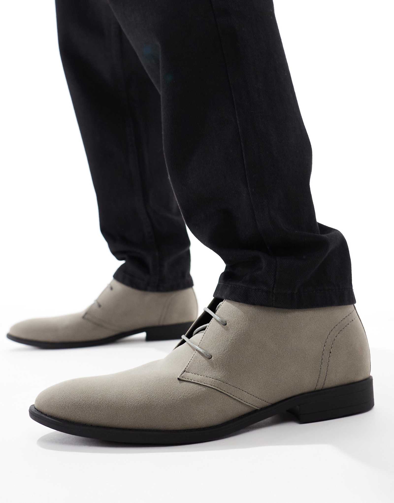 Дизайнерские ботинки chukka на шнуровке от ASOS серого цвета 5290₽