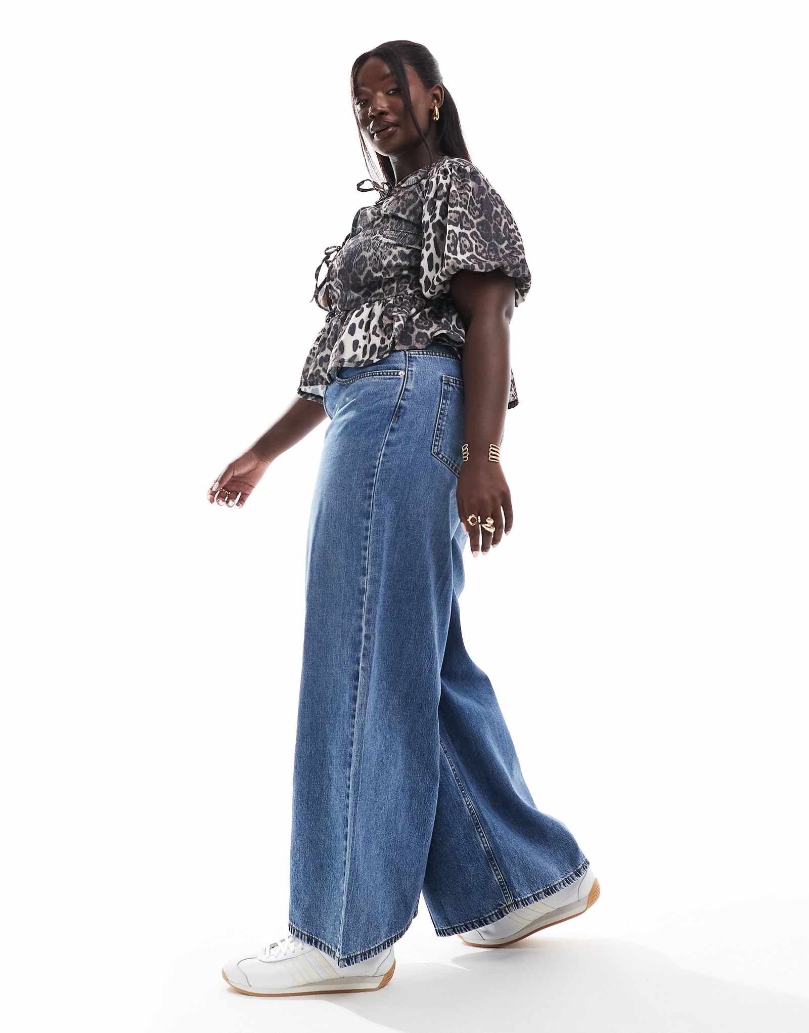 Мягкие широкие джинсы ASOS DESIGN Curve средне-синего цвета 4090₽