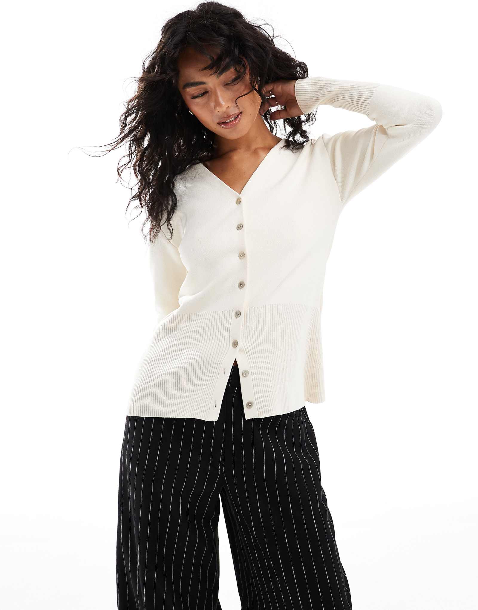 ДИЗАЙНЕРСКИЙ кардиган ASOS с завышенной талией цвета экрю 8990₽