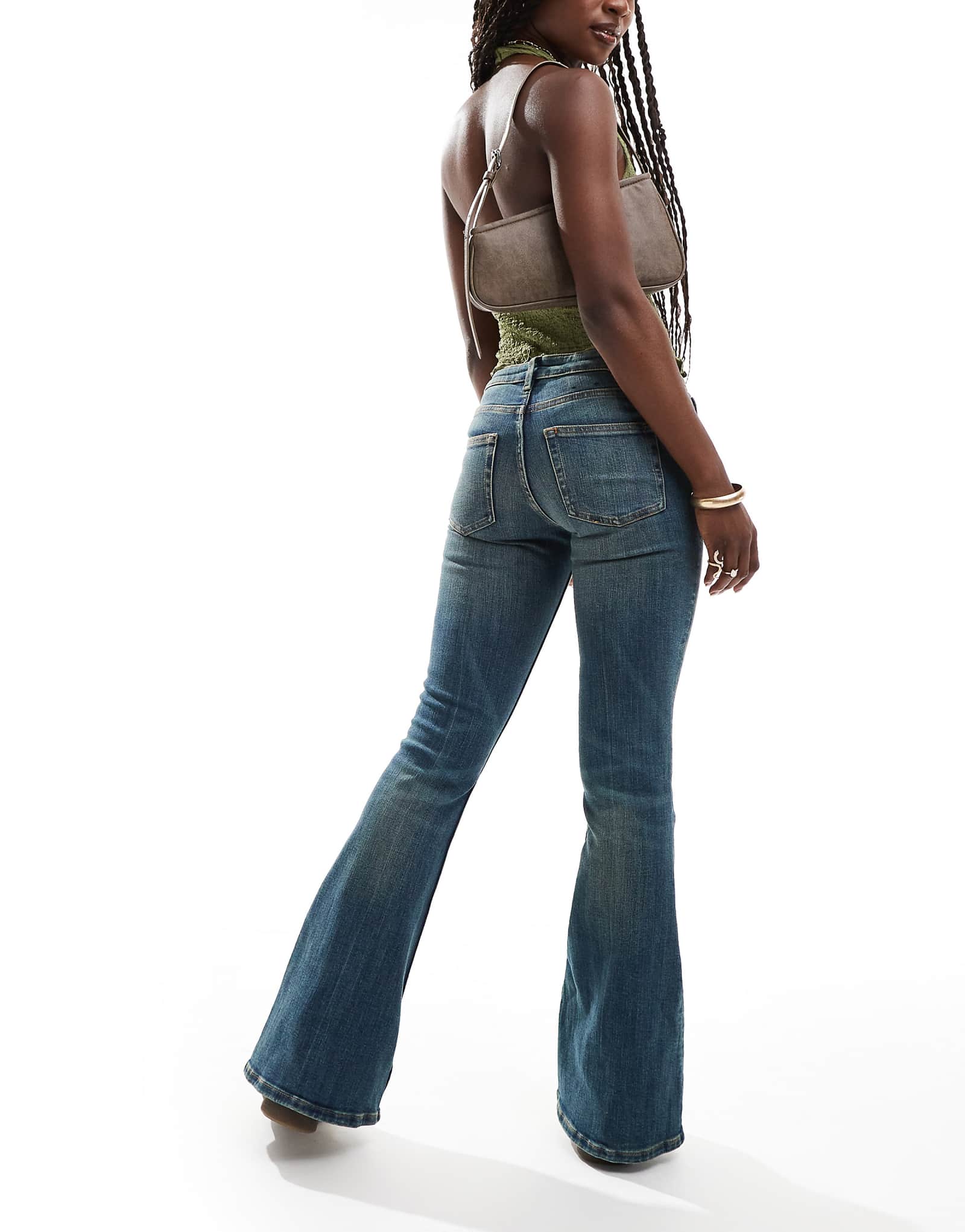 Расклешенные джинсы Monki Katsumi с заниженной талией и ботинками темно-синего цвета из стирки 8890₽