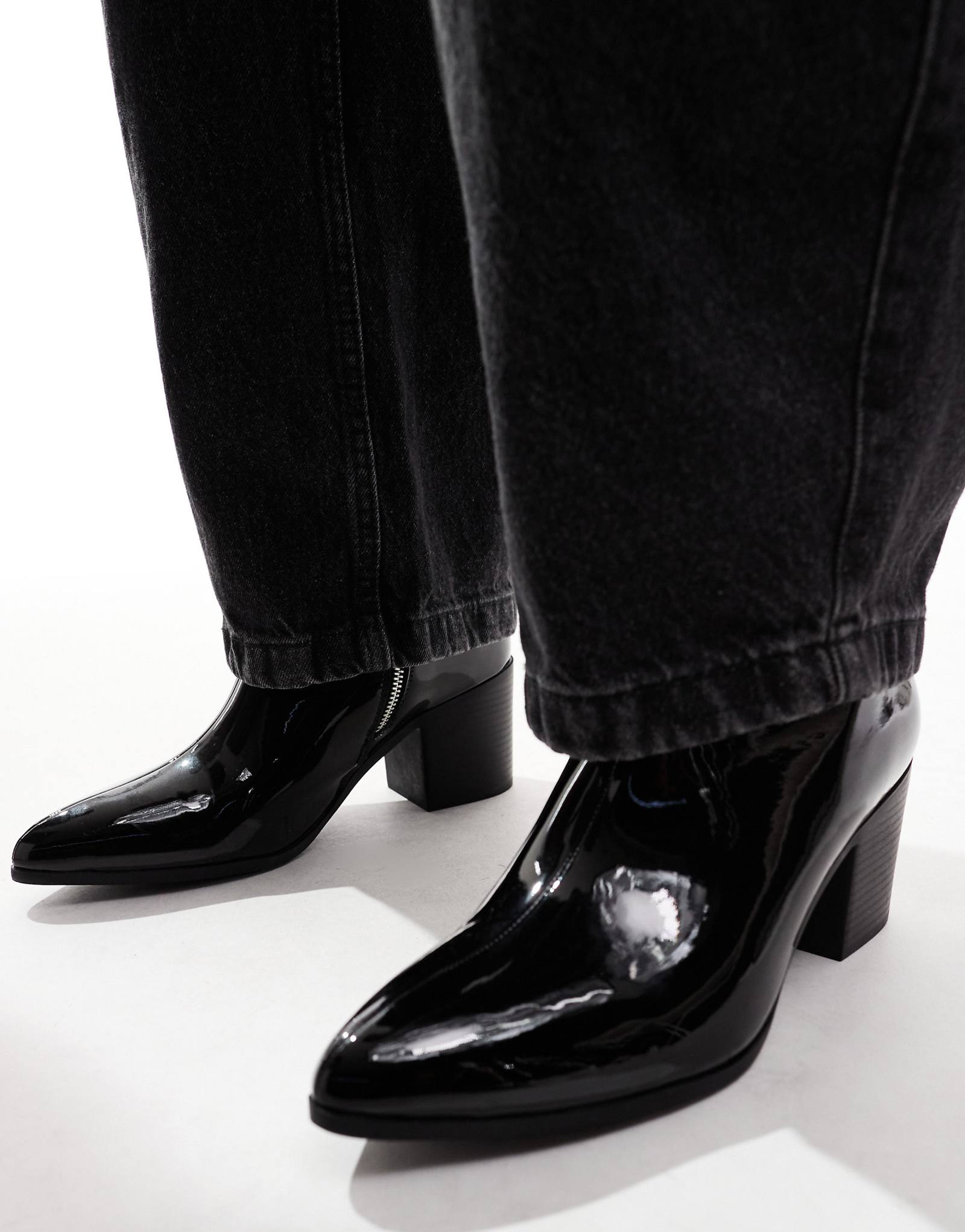 ДИЗАЙНЕРСКИЕ черные лакированные ботинки челси на каблуке ASOS 8590₽