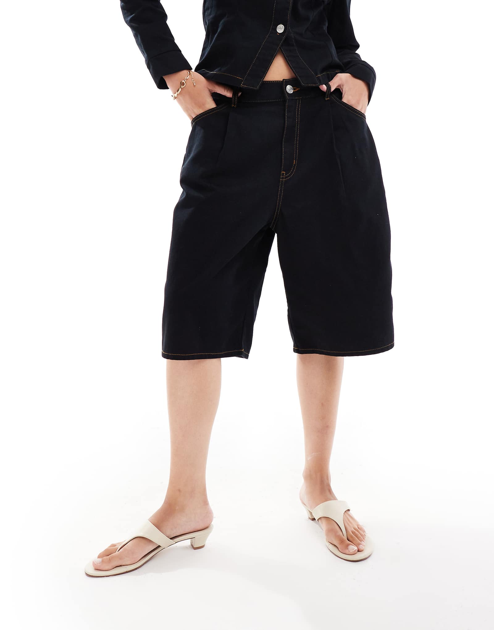 ДИЗАЙНЕРСКИЕ джинсовые плиссированные шорты-бермуды ASOS черного цвета 4790₽