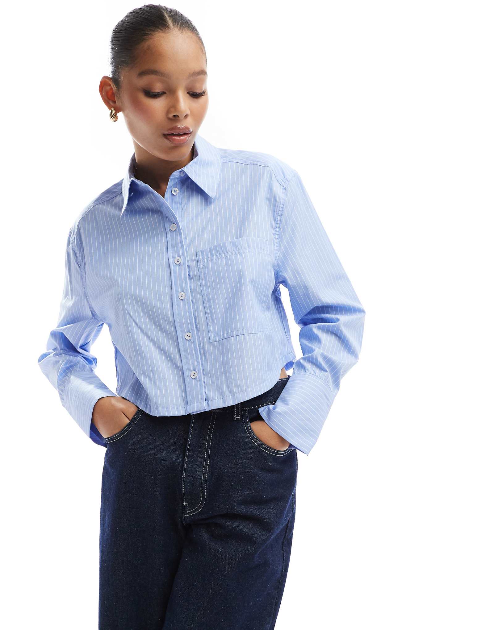 Рубашка голубого цвета Bershka с широкими манжетами в полоску 4790₽