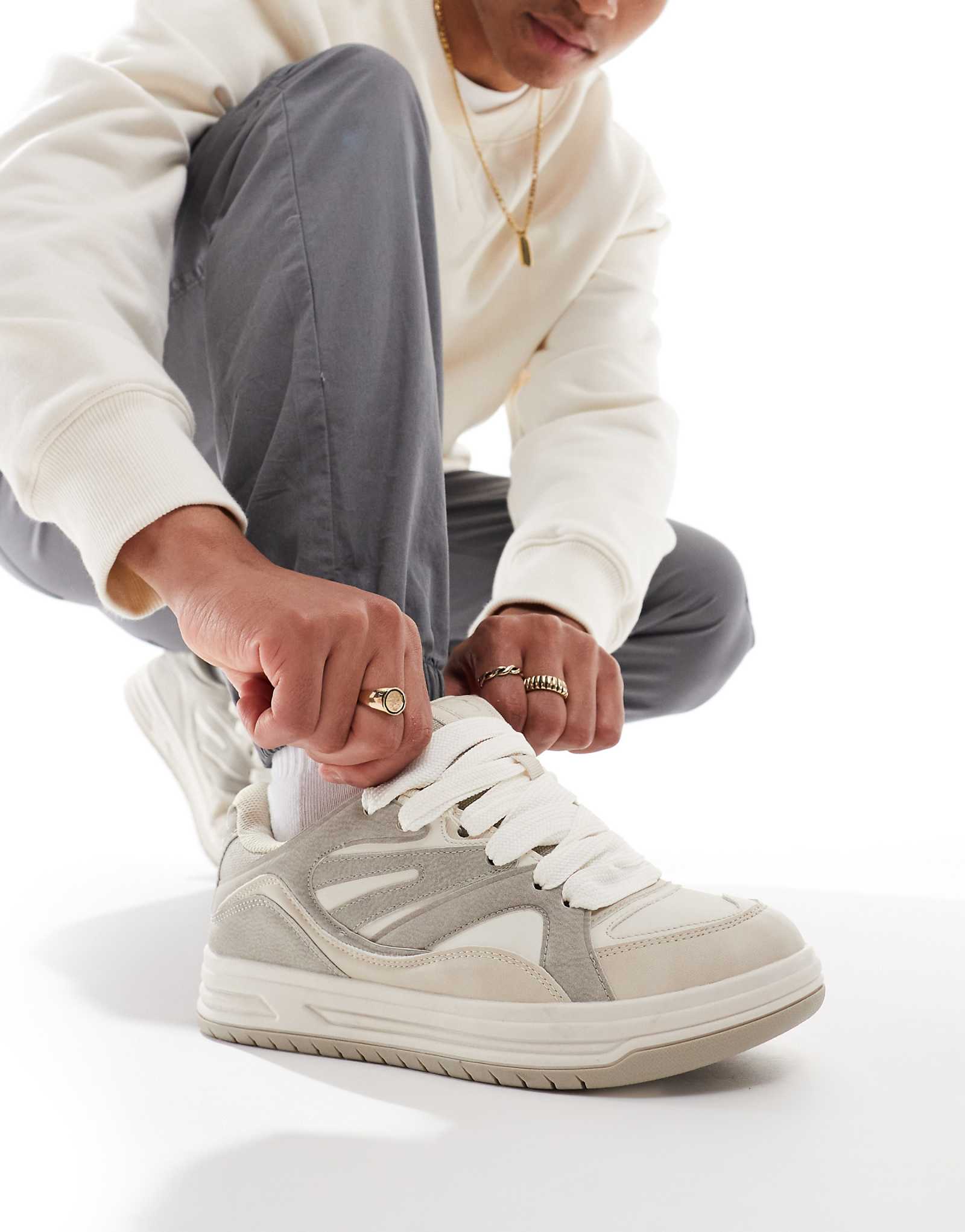 Массивные кроссовки Bershka с контрастной вставкой бежевого цвета 6290₽