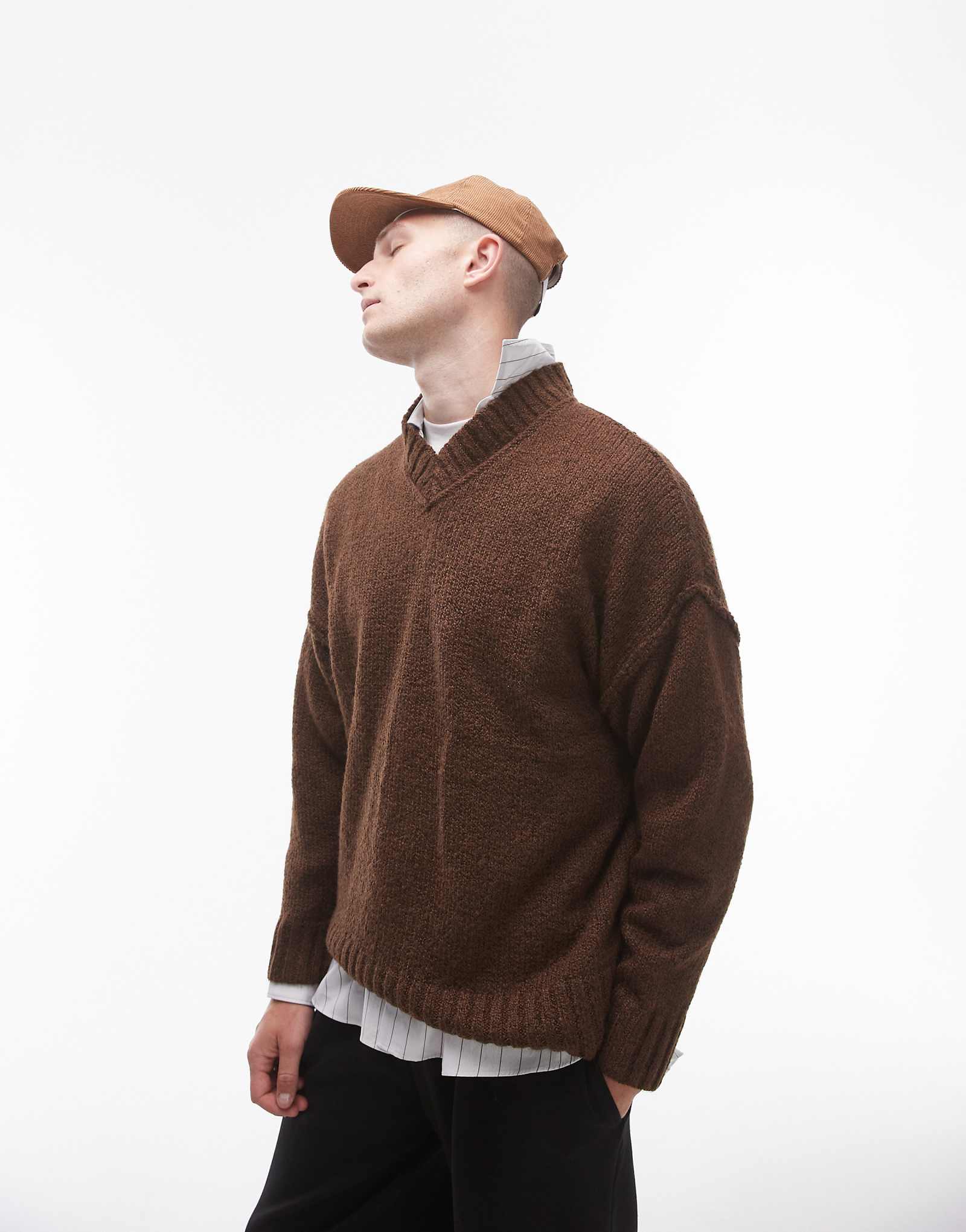 Коричневый свитер Topman oversize с v-образным вырезом и открытыми швами 8490₽
