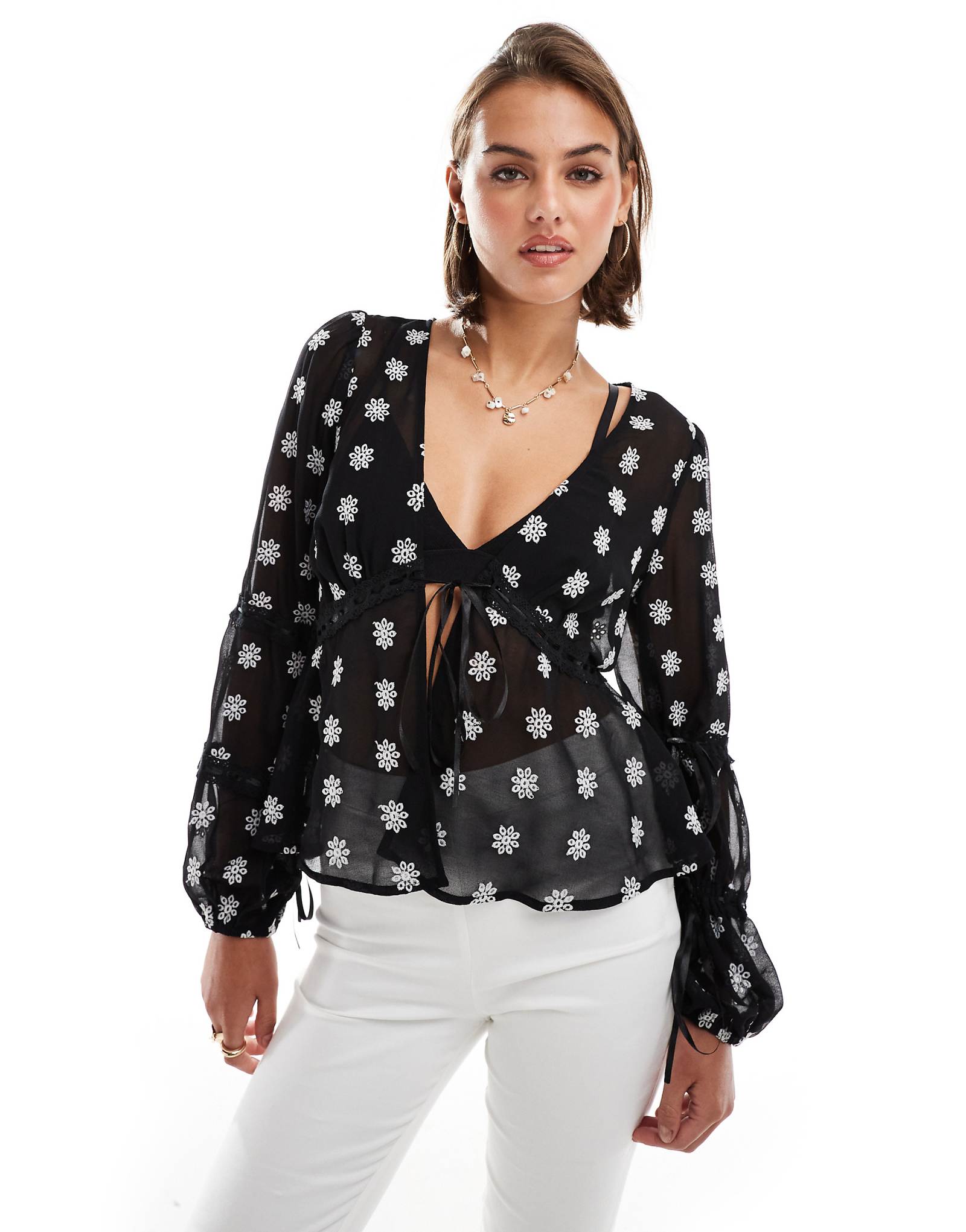 Черная блузка с вышитым галстуком-ромашкой спереди от мисс Селфридж 6490₽