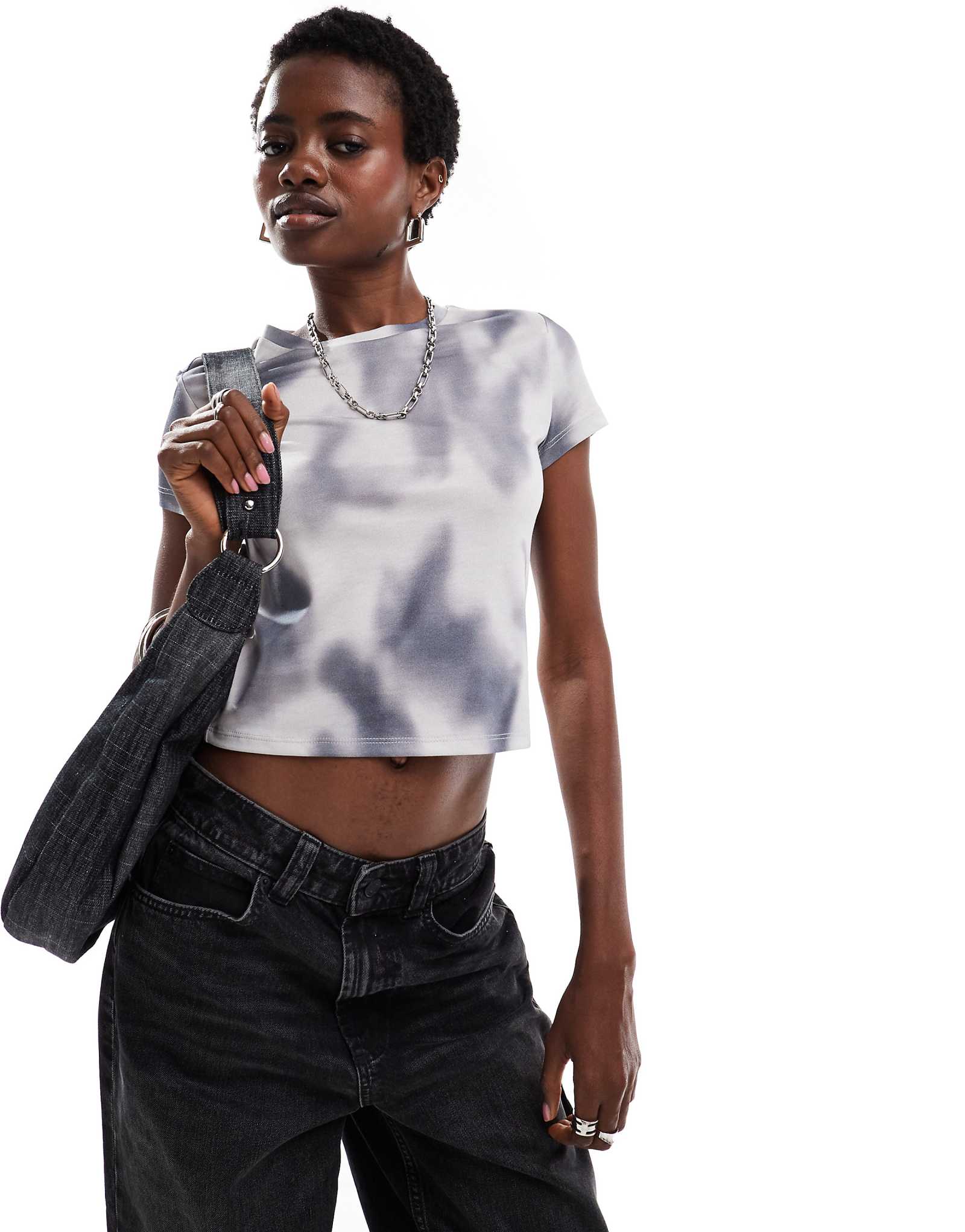 Зауженная футболка Monki с коротким рукавом серого цвета tie dye 2090₽