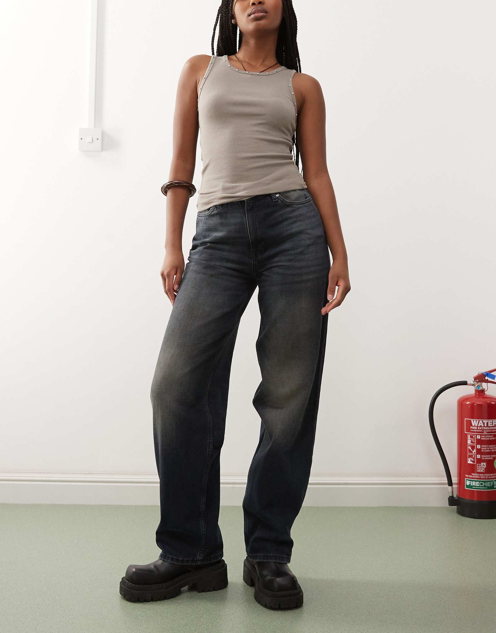 Мешковатые джинсы со средней посадкой по фигуре в полоску синего цвета выстиранные в будний день 6190₽