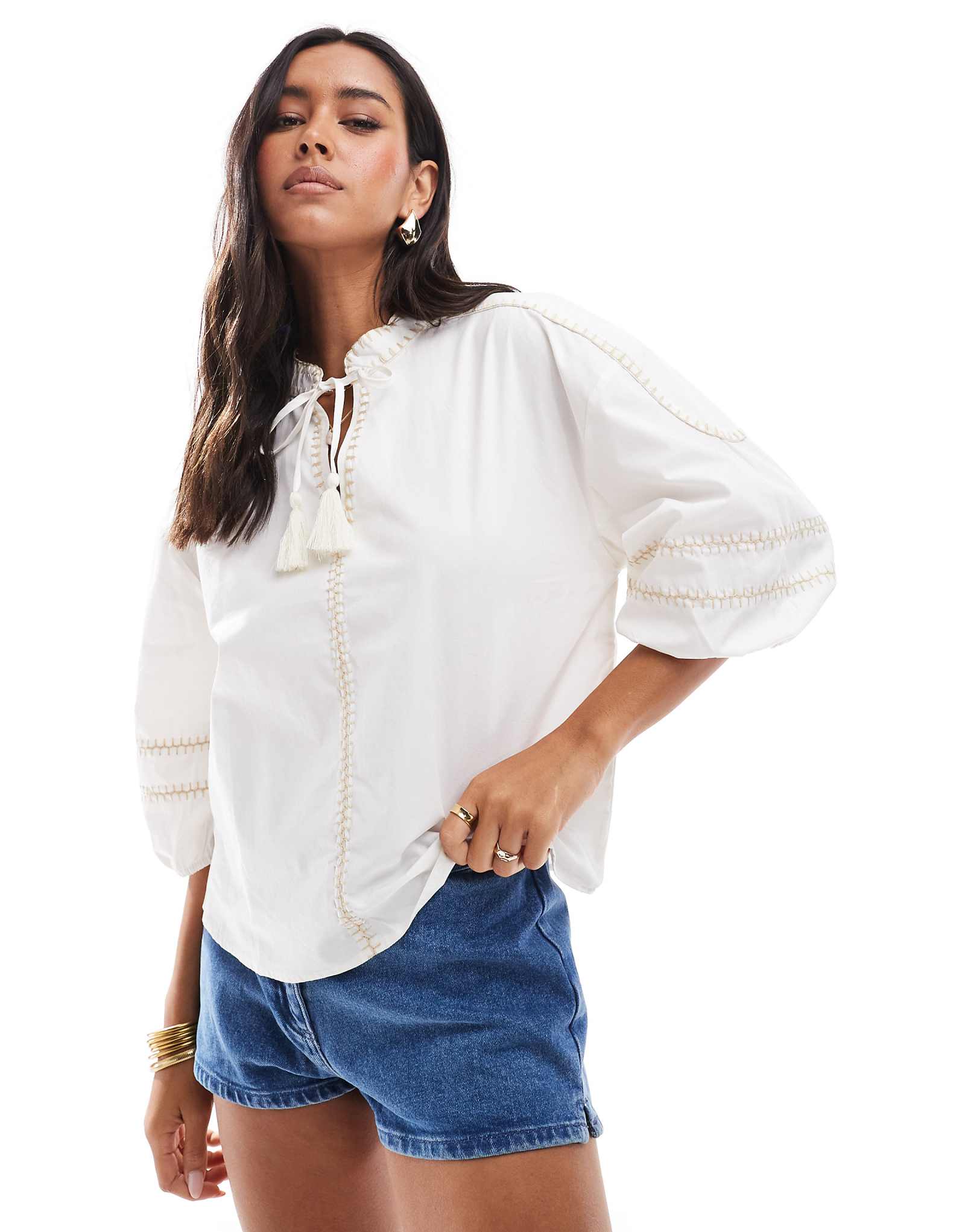 Блузка JDY с коротким рукавом галстуком и контрастной строчкой из камня 7790₽