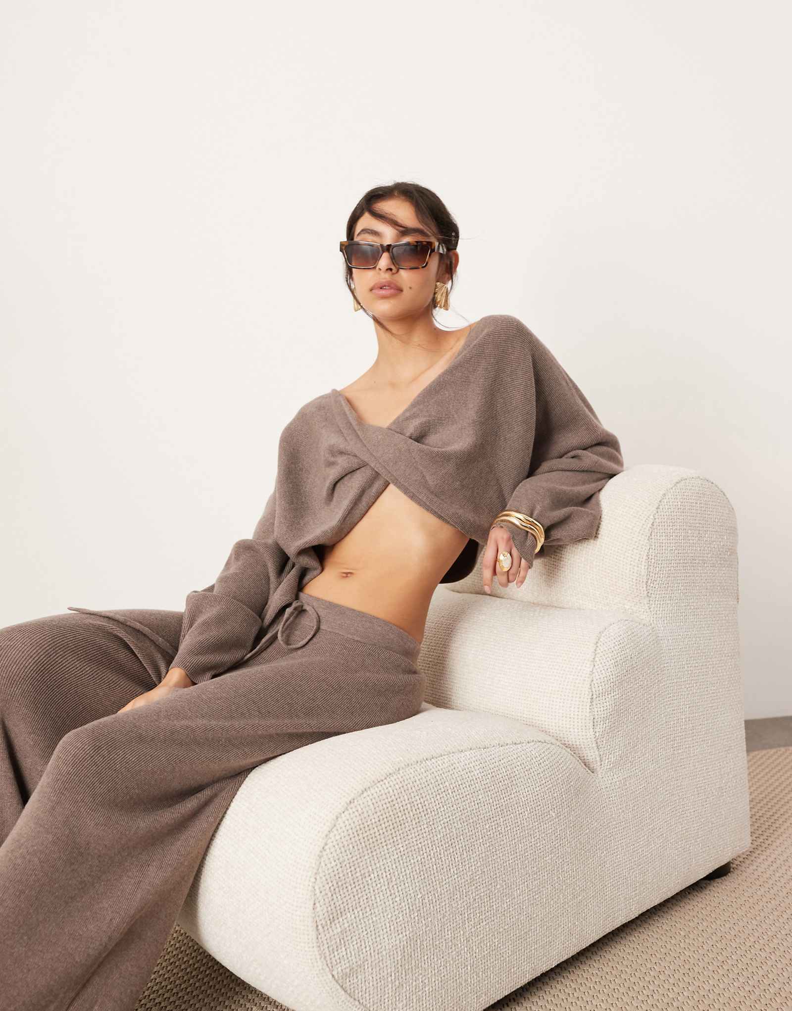 Укороченный свитер шоколадного цвета с напуском и крутящимися деталями от ASOS EDITION - часть комплекта 13690₽