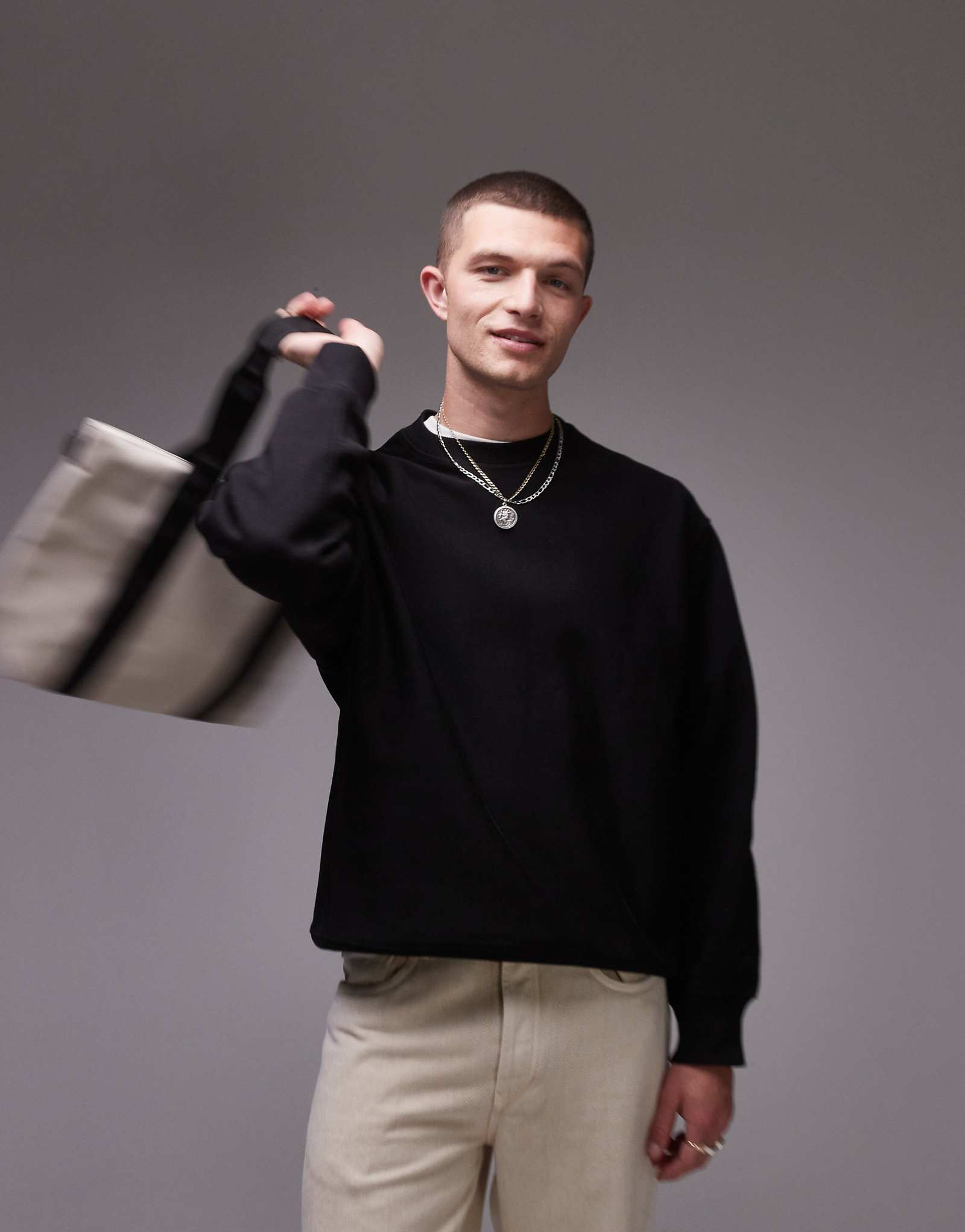 Толстовка ARKET relaxed heavyweight с боковыми вставками черного цвета 8990₽