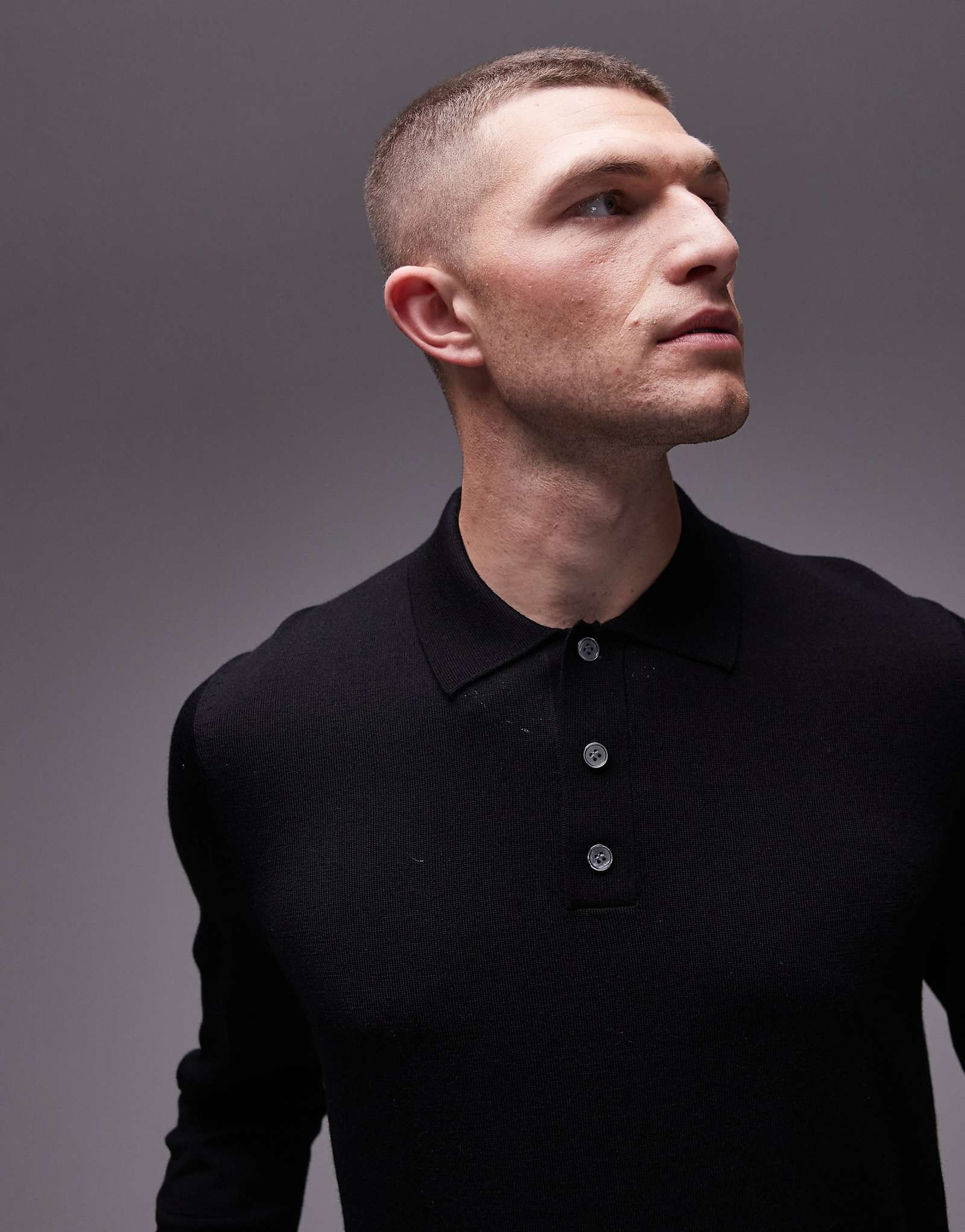 Вязаная рубашка поло с длинным рукавом из шерсти мериноса ARKET черного цвета 16890₽