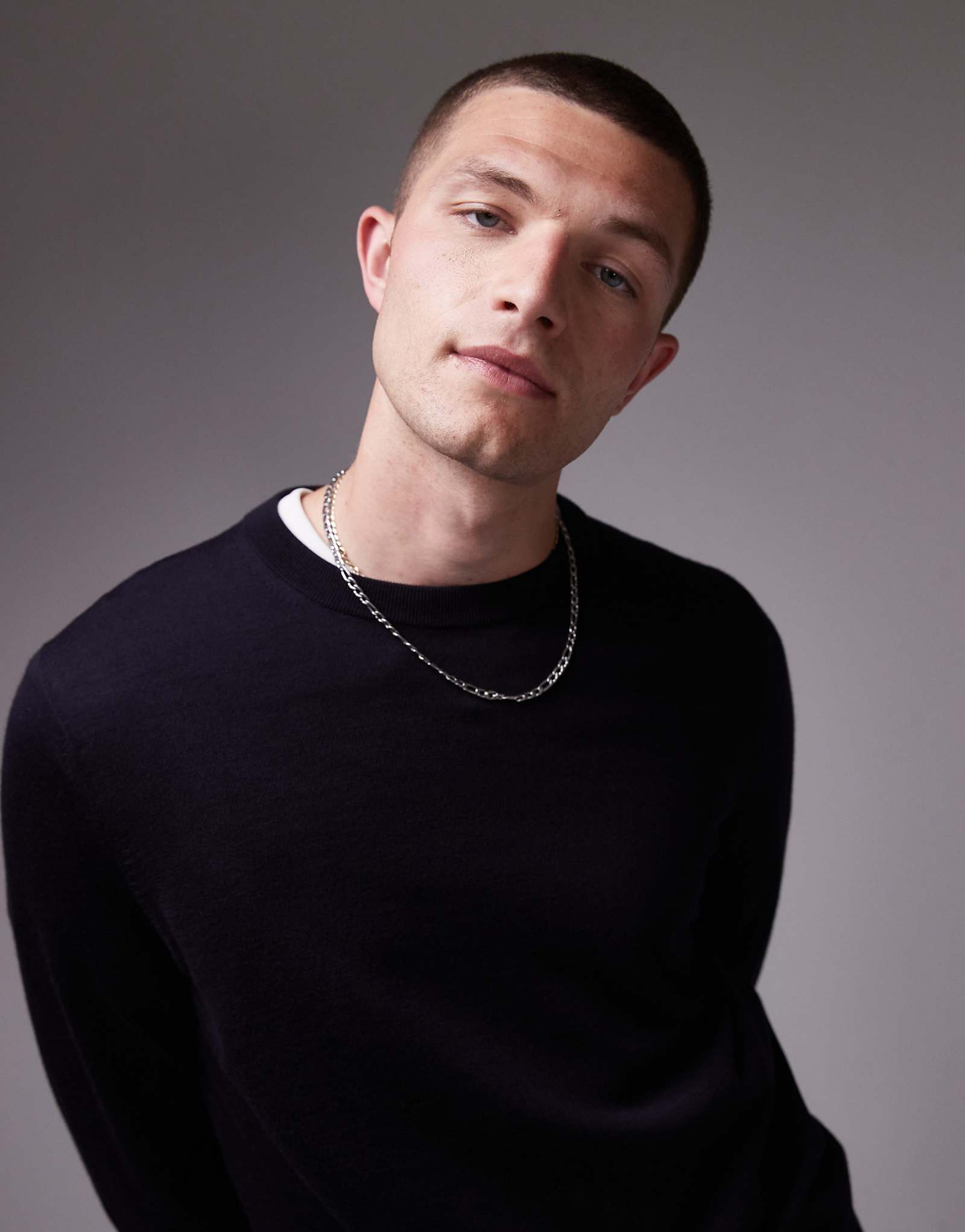 Темно-синий свитер из мериносовой шерсти ARKET с круглым вырезом горловины 18790₽