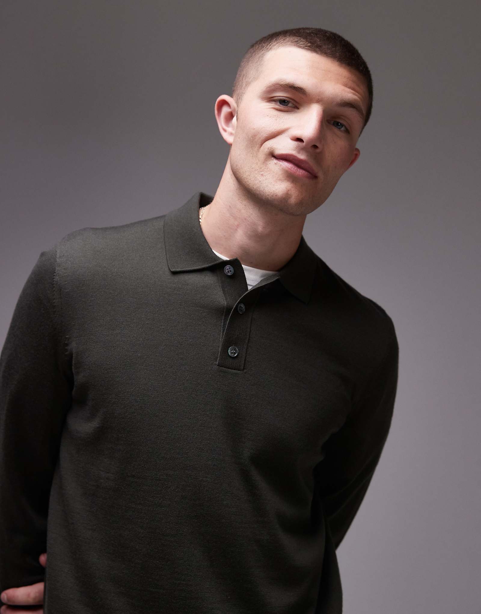 Вязаная рубашка поло с длинным рукавом из мериносовой шерсти ARKET зеленого цвета 23890₽