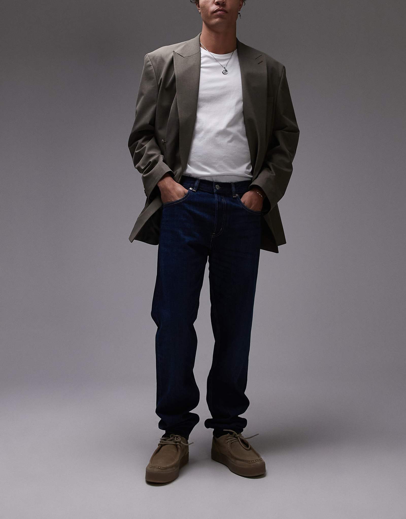 Джинсы ARKET Park regular прямого кроя темно-синего цвета после стирки 27390₽