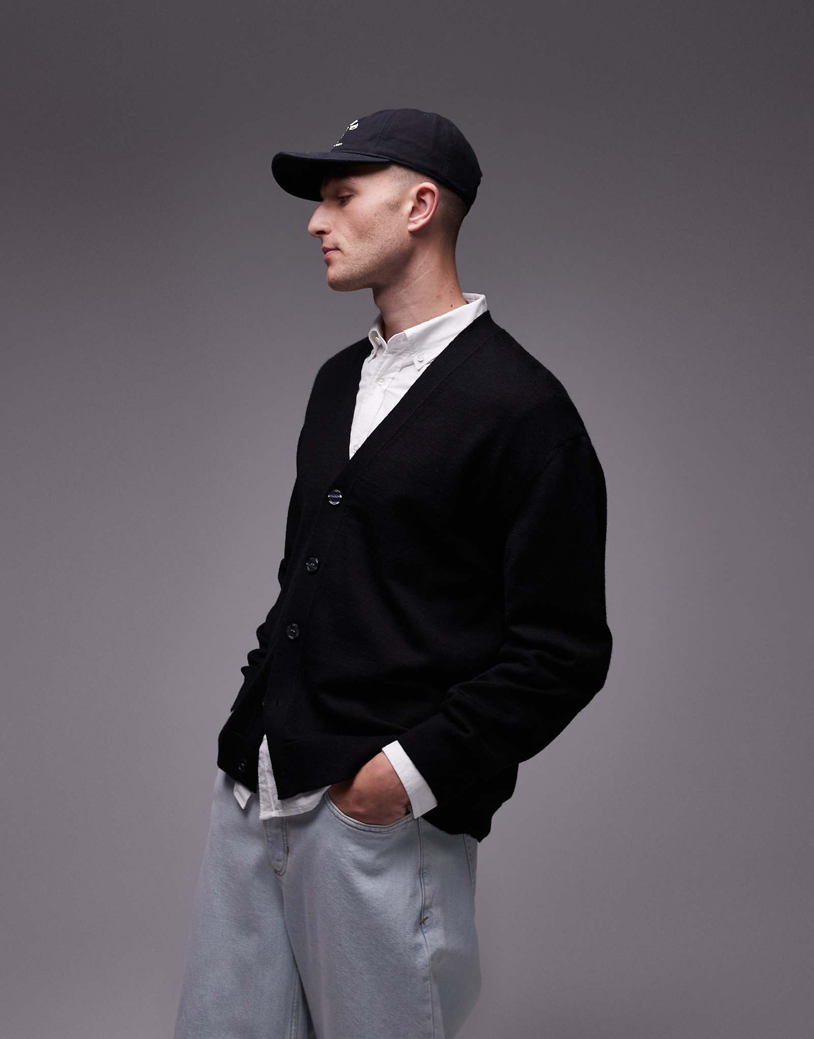 Кардиган из мериносовой шерсти ARKET с v-образным вырезом и пуговицами спереди черного цвета 13690₽