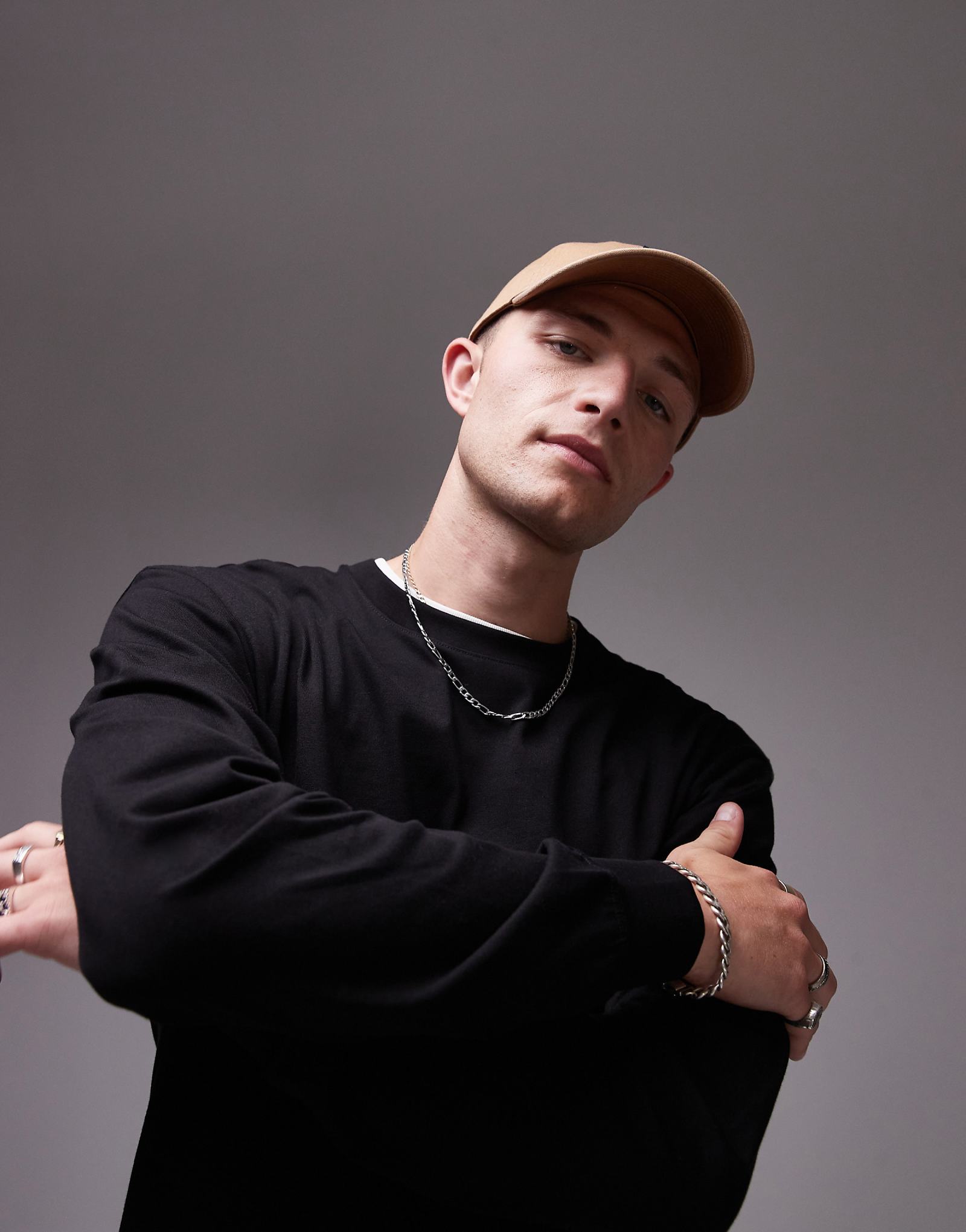 Черная футболка оверсайз с длинным рукавом из хлопчатобумажного трикотажа ARKET черного цвета 5290₽