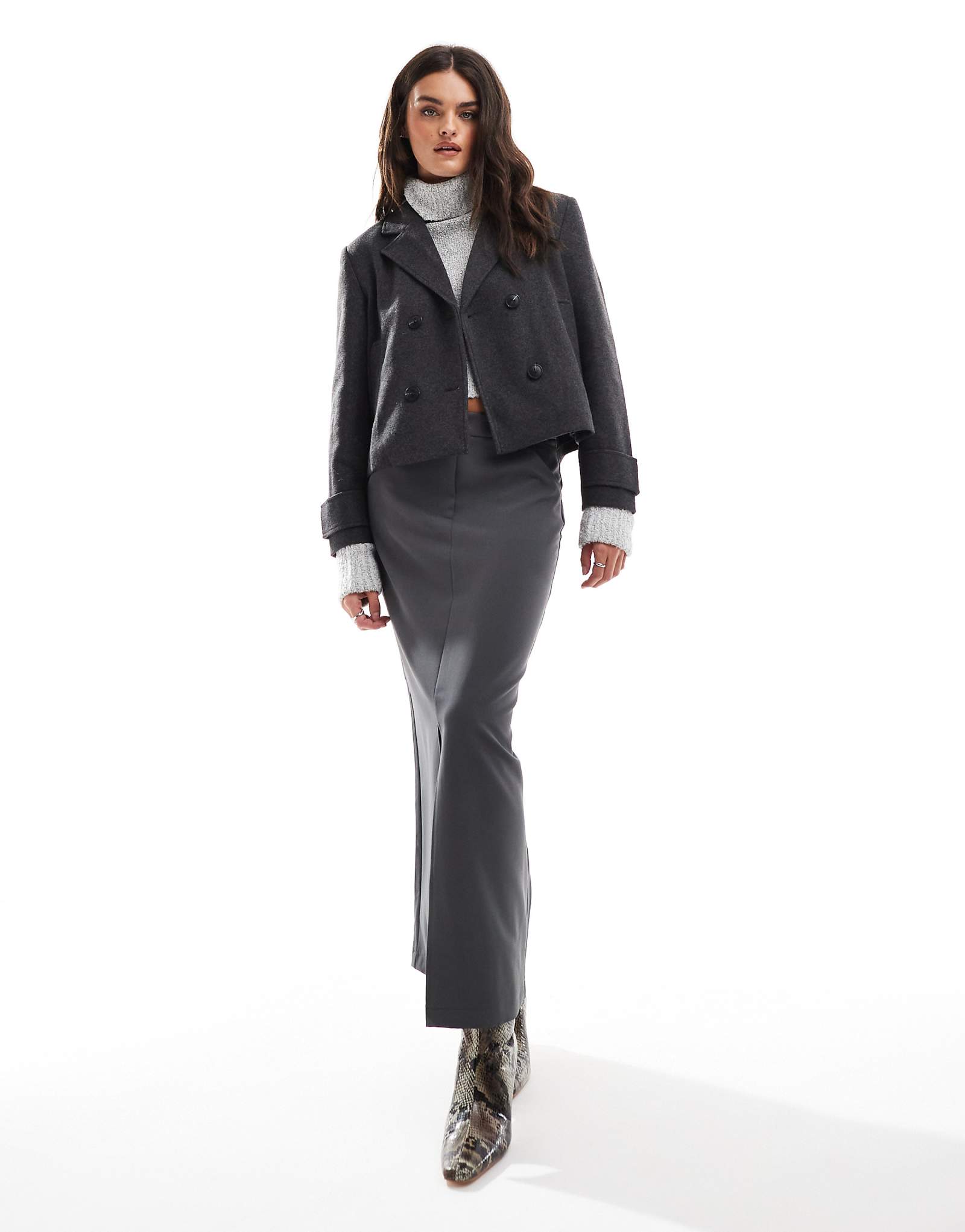 ЕДИНСТВЕННАЯ короткая куртка из темно-серого меланжа 18390₽