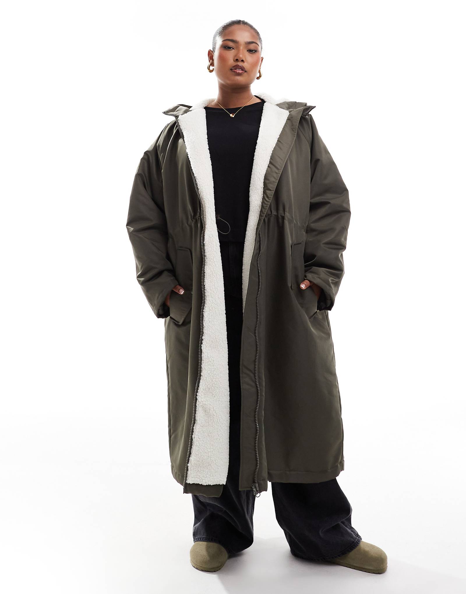 УДЛИНЕННЫЙ дождевик на подкладке teddy от ASOS DESIGN Curve цвета хаки 17190₽