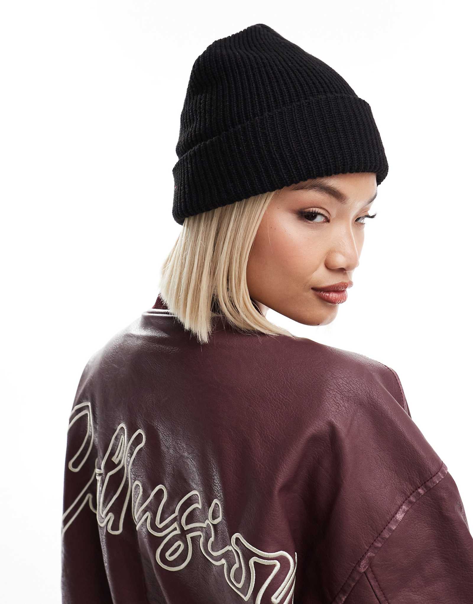 Шапка черного цвета COLLUSION 2190₽