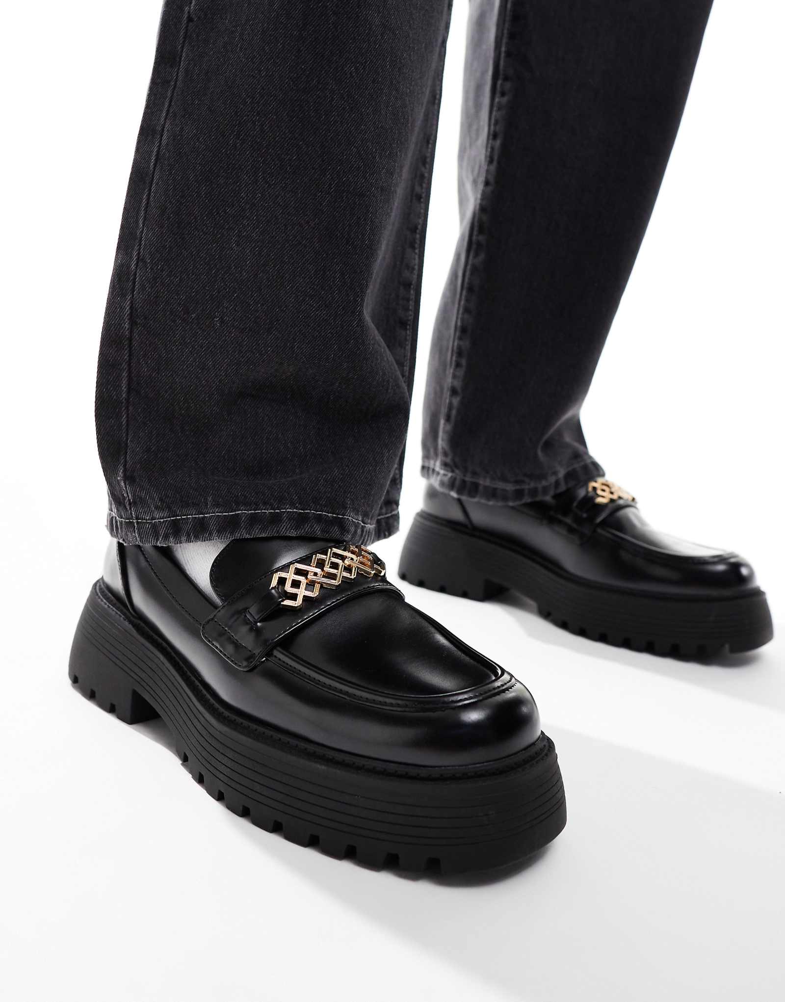 Дизайнерские лоферы ASOS на толстой подошве черного цвета с серебряной застежкой 10090₽