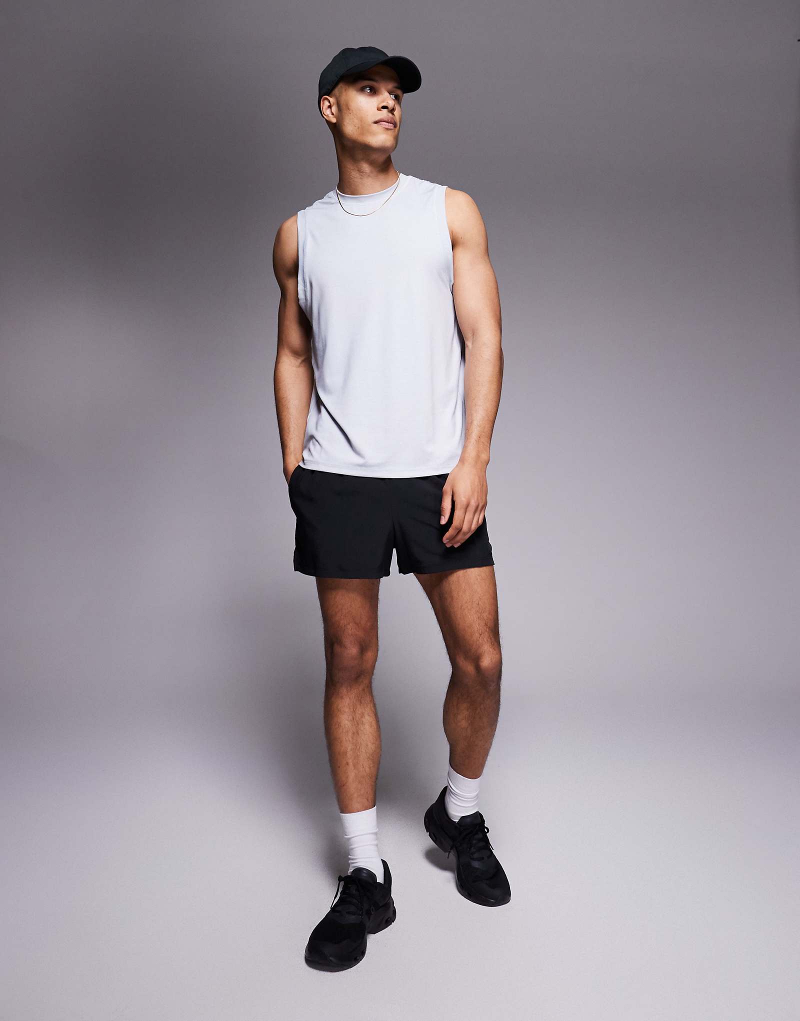 ASOS 4505 Icon 3-дюймовые быстросохнущие шорты для бега с карманом для телефона на молнии сзади черного цвета 6490₽