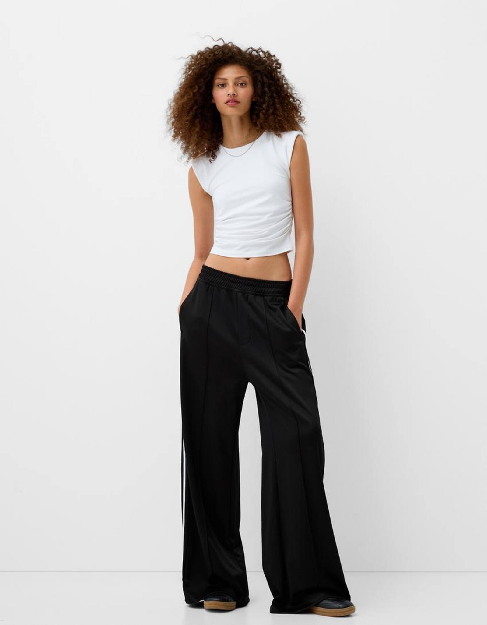 Спортивные широкие брюки Bershka с лампасами черного цвета 3490₽